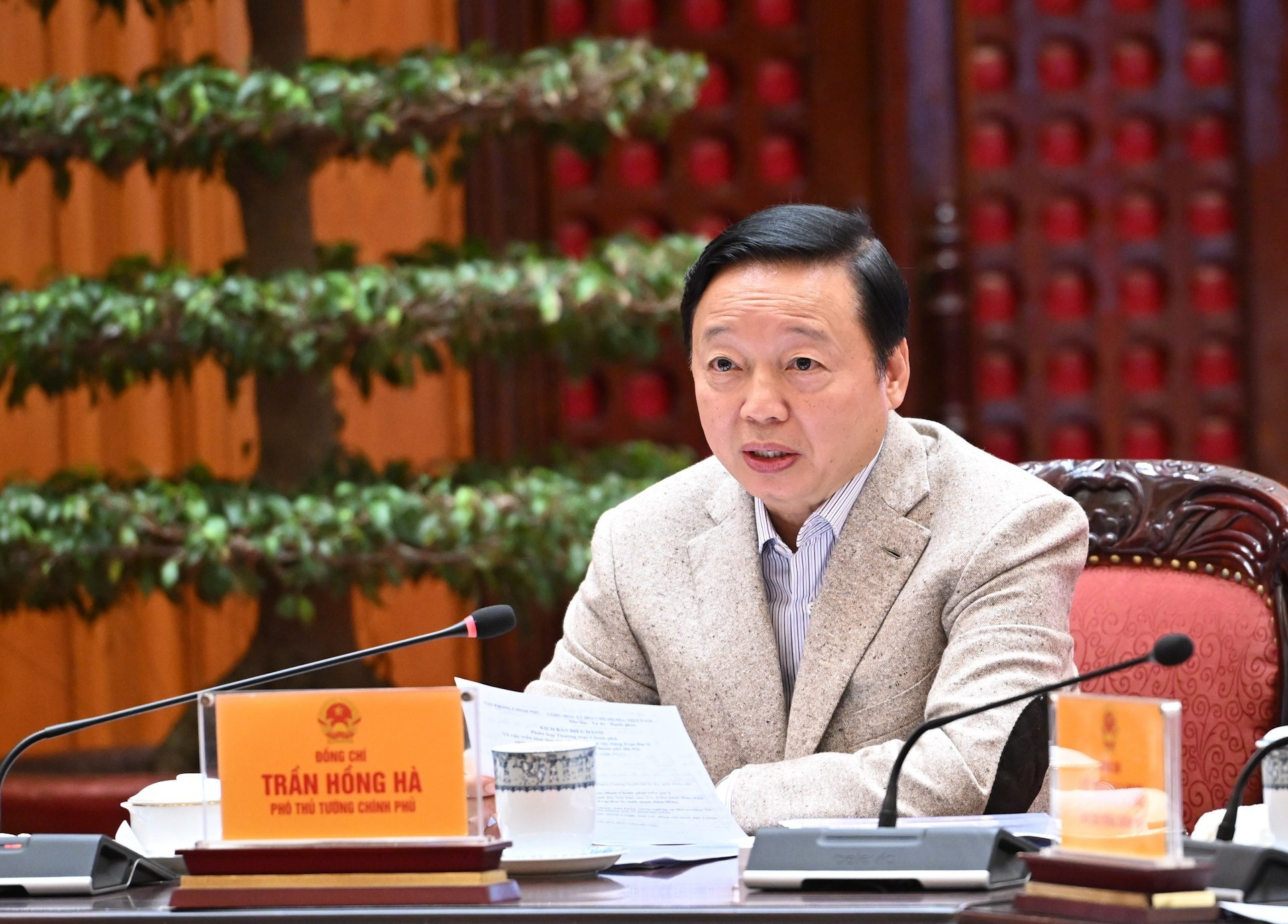 El vice primer ministro Tran Hong Ha tiene la palabra.