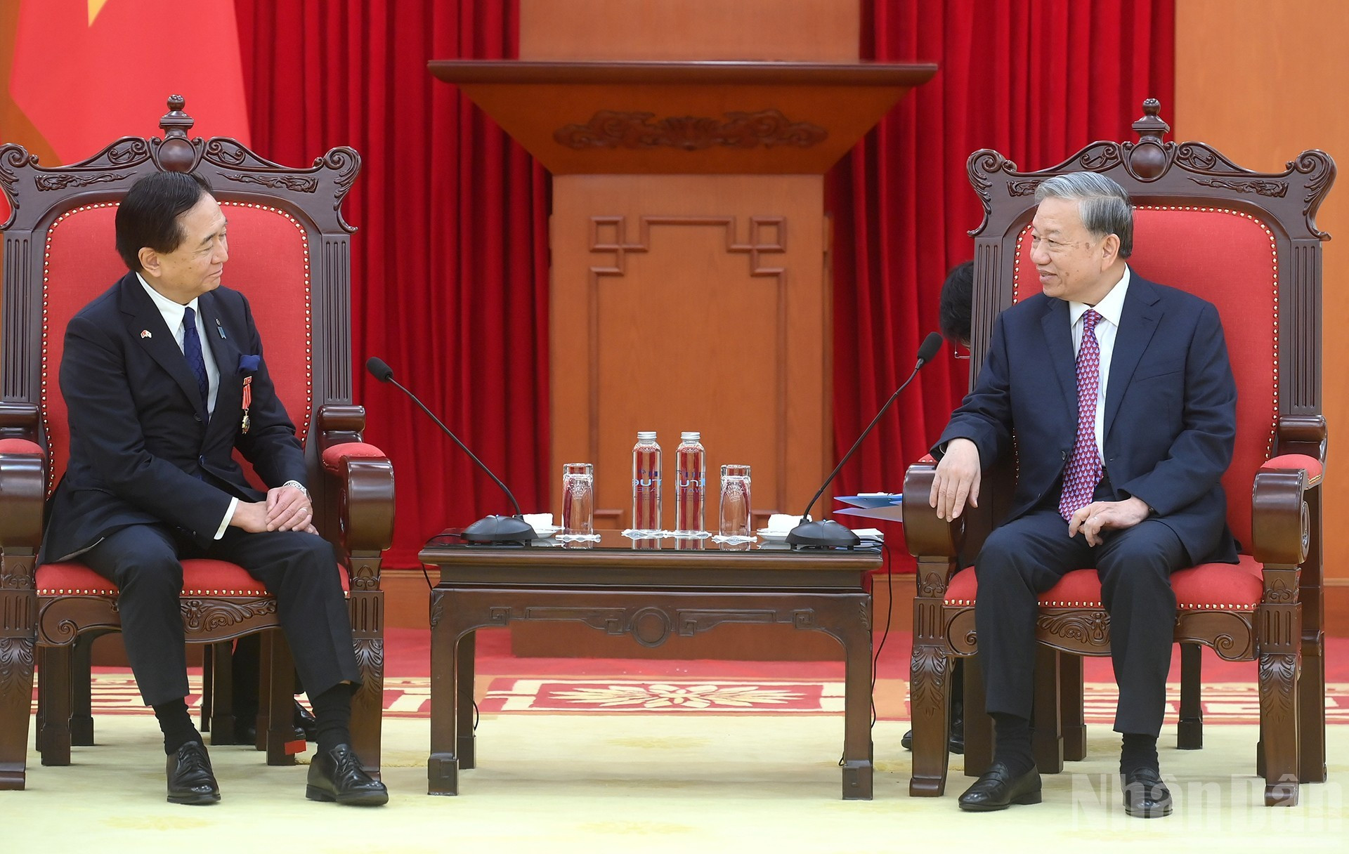 Vista de la reunión entre el dirigente partidista de Vietnam y el político nipón.