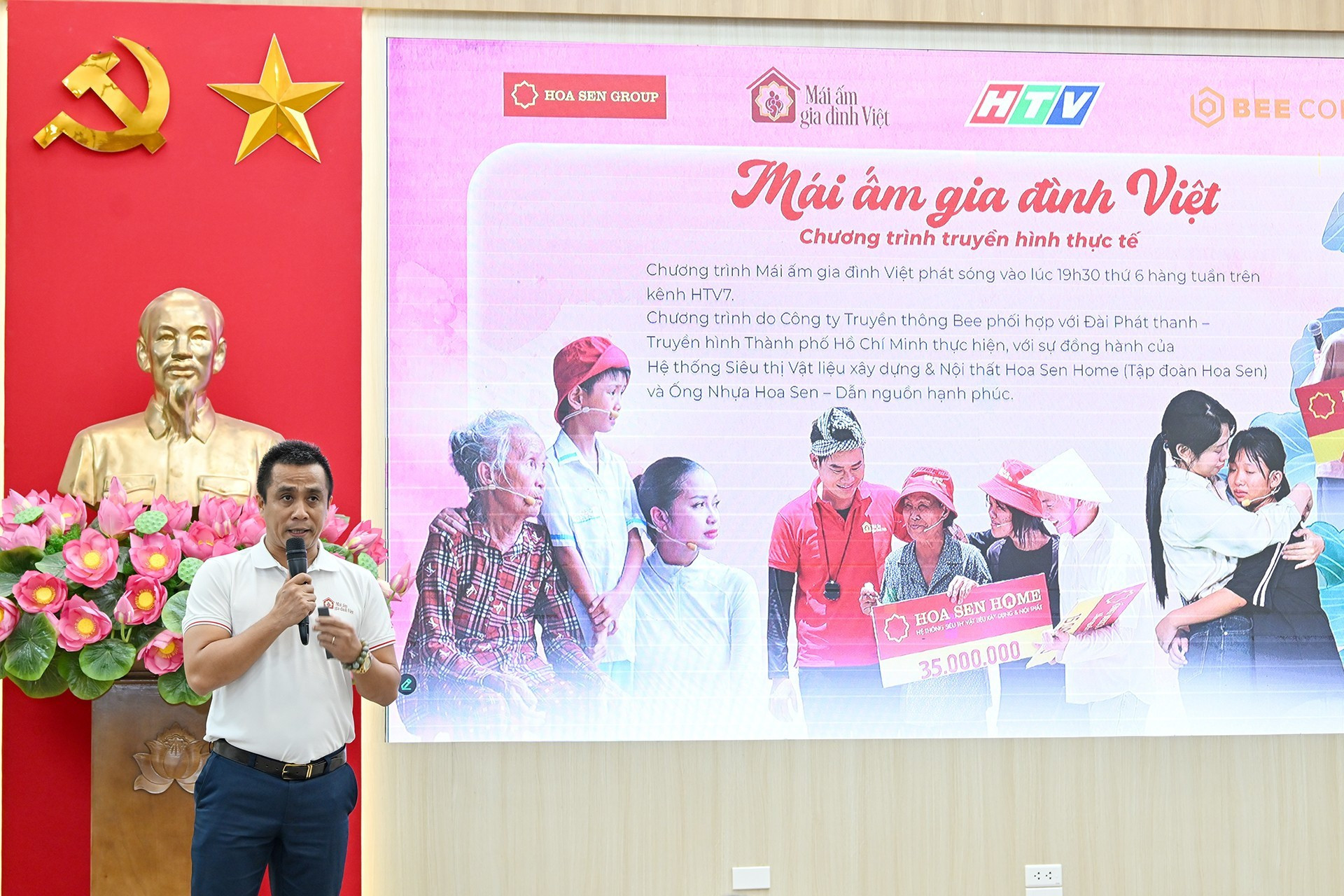 Un representante de cada proyecto realiza una presentación sobre su trabajo comunitario y responde a preguntas del jurado.