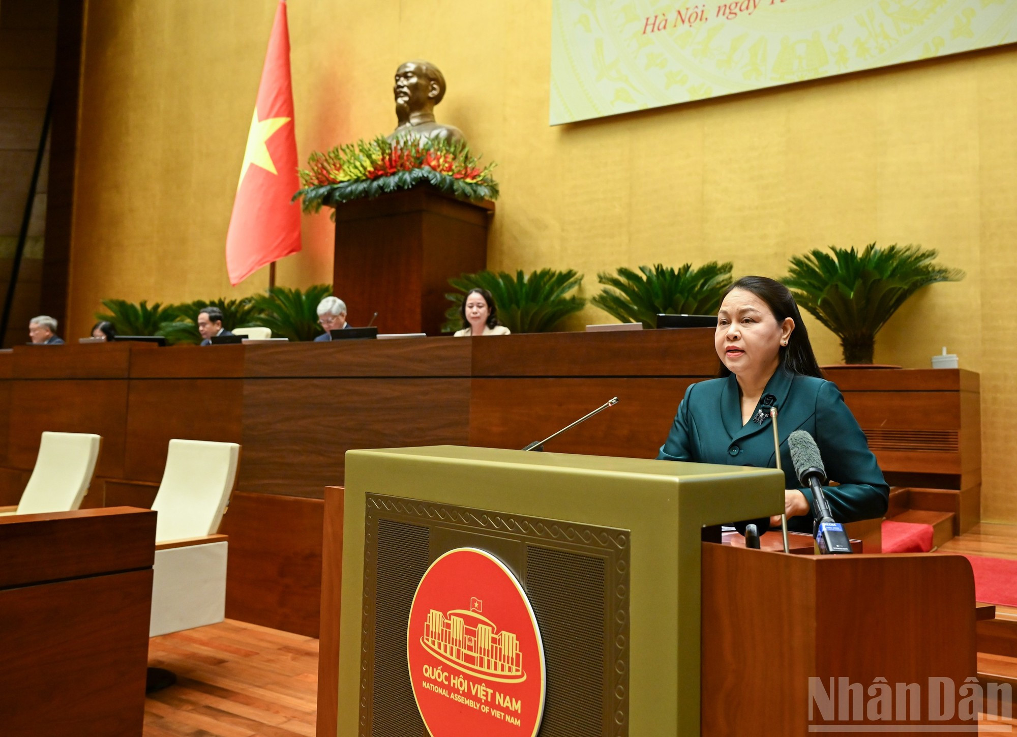 La vicepresidenta y secretaria general del Comité Central del Frente de la Patria de Vietnam, Nguyen Thi Thu Ha, explica el proceso de consulta, selección y presentación de candidatos para las elecciones.