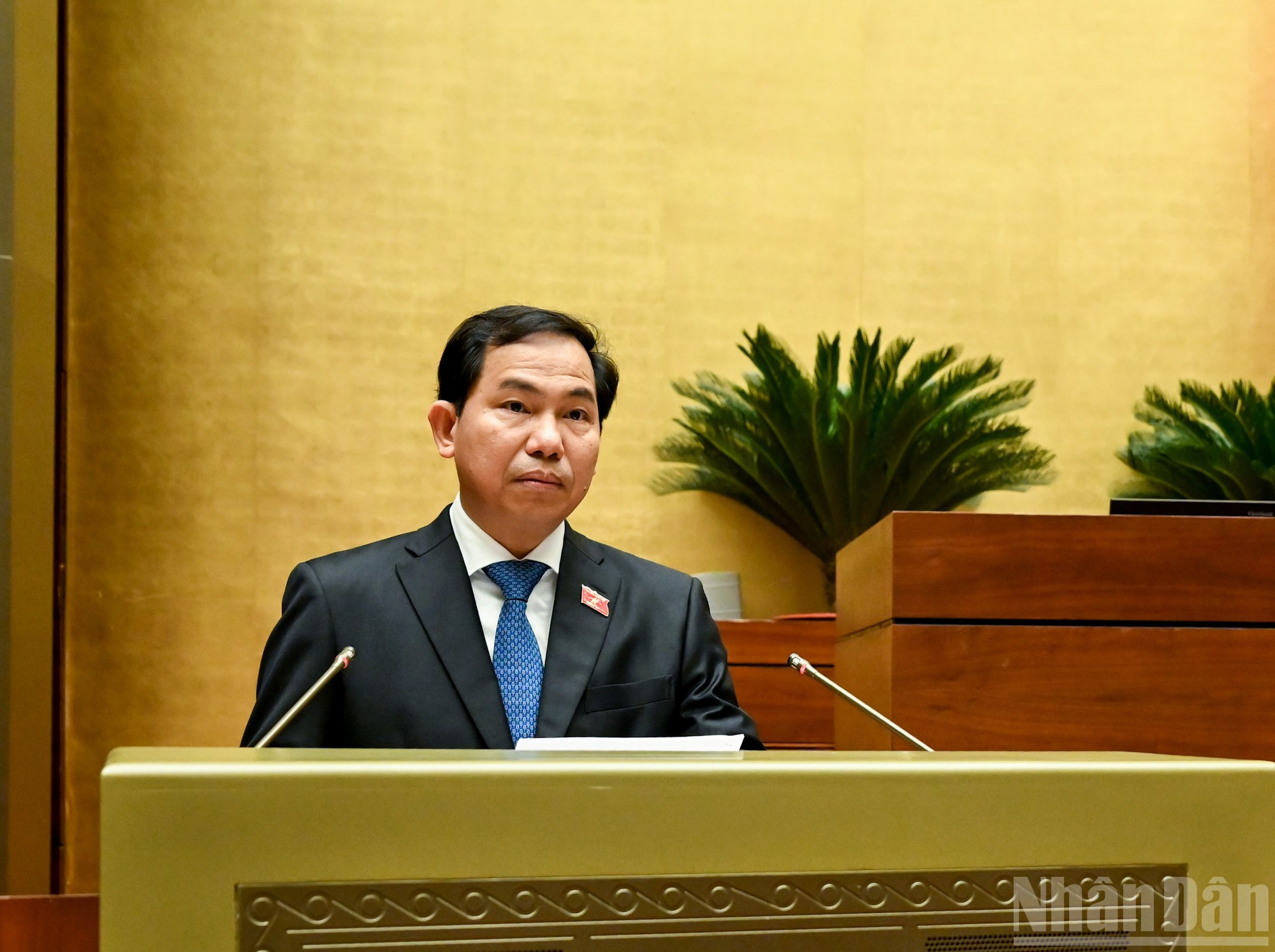 El secretario general de la Asamblea Nacional y jefe de la Oficina Parlamentaria, Le Quang Manh, presenta el plan del Consejo Electoral Nacional sobre la implementación del trabajo electoral.