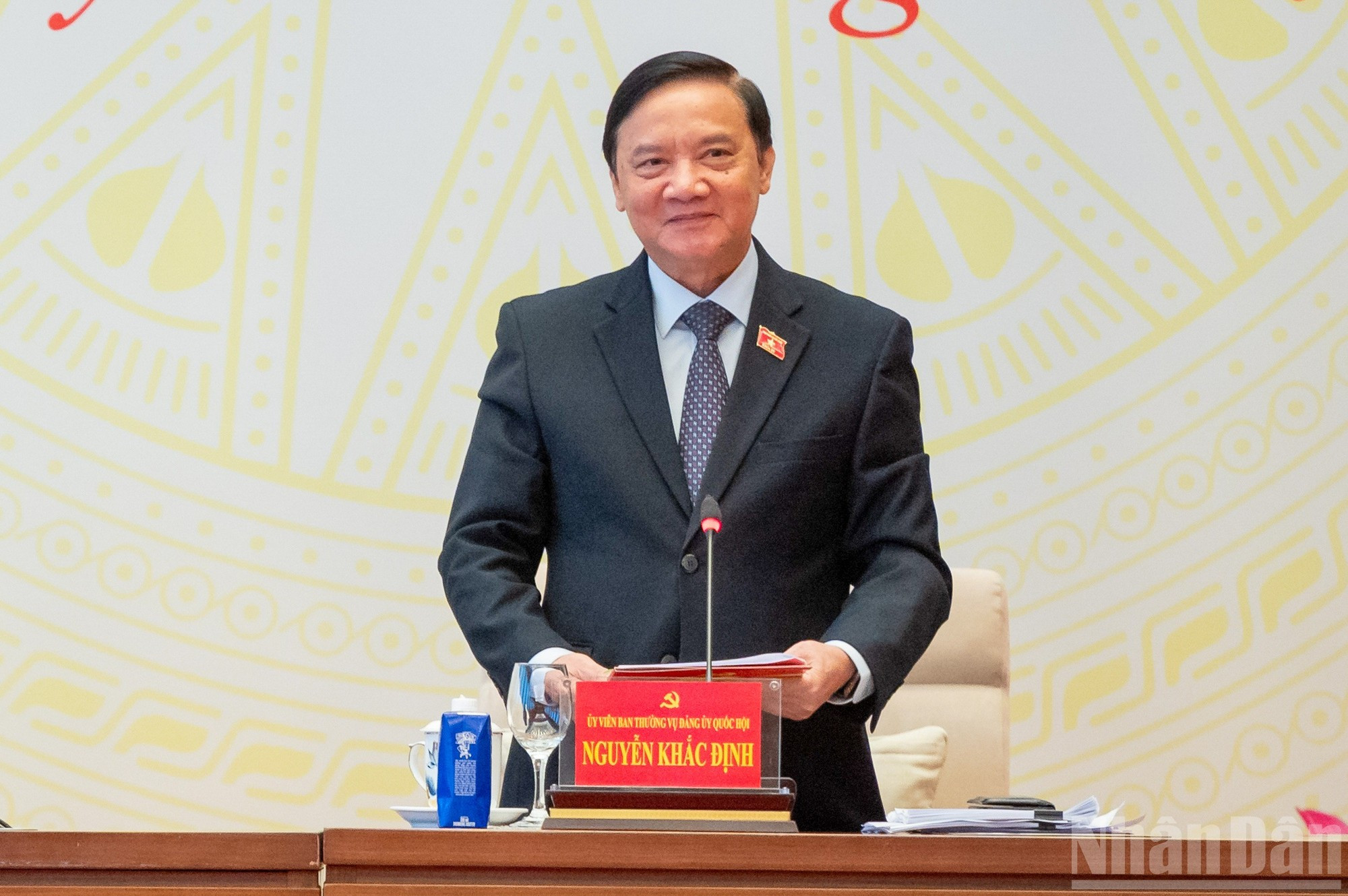 El vicepresidente de la Asamblea Nacional Nguyen Khac Dinh conduce un debate.