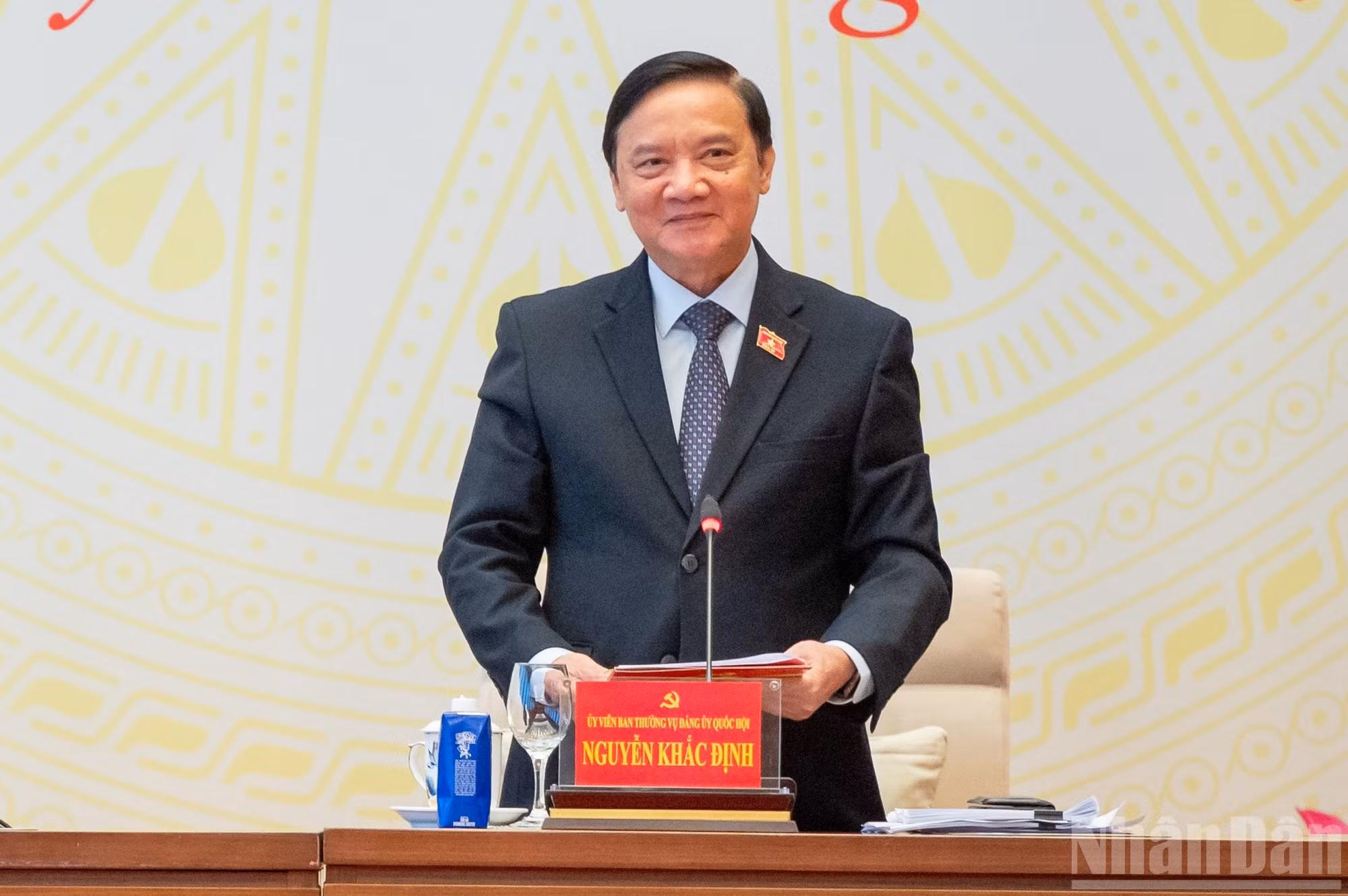 El vicepresidente de la Asamblea Nacional Nguyen Khac Dinh conduce un debate.