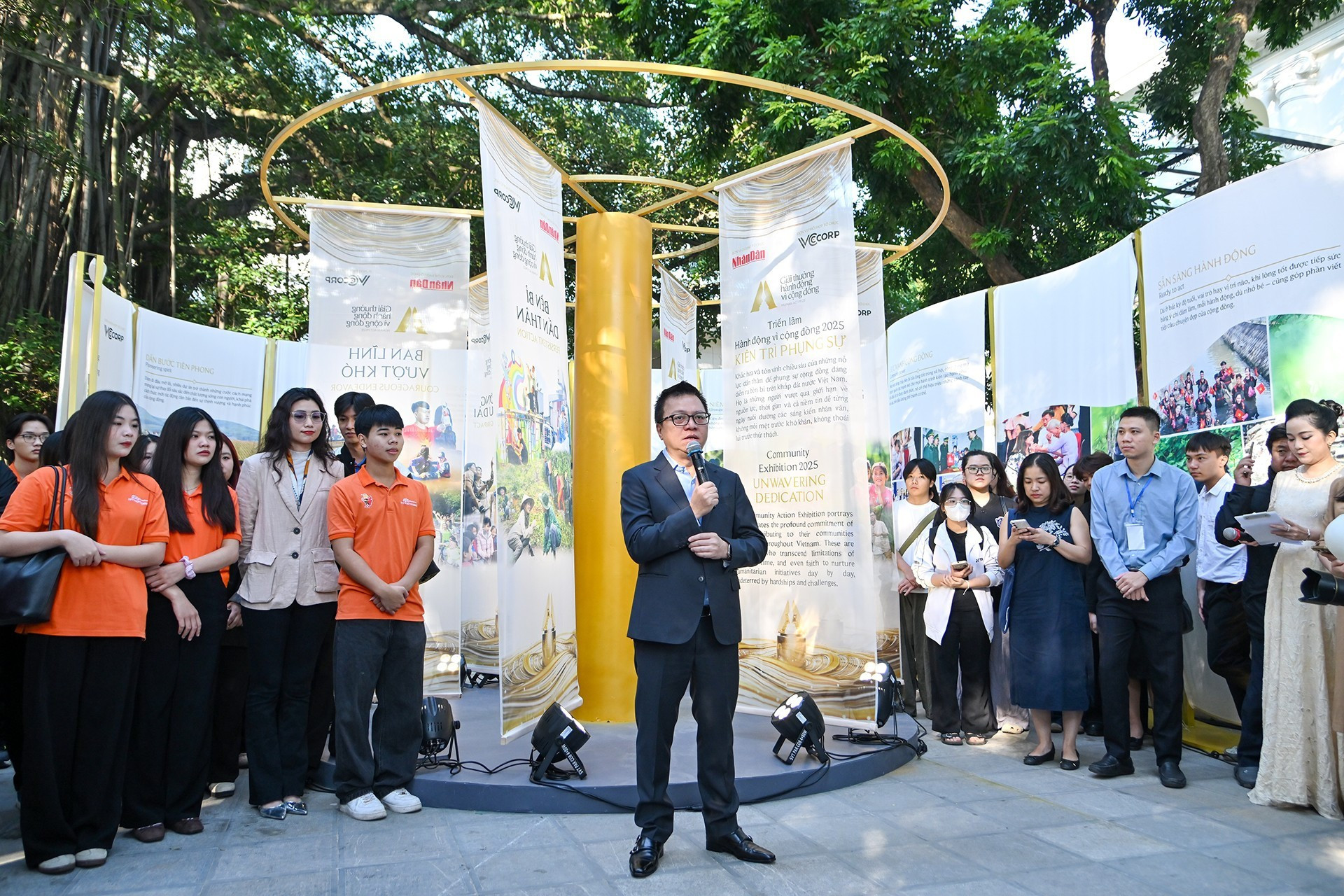 El tema de la tercera entrega, “Perseverancia en el servicio”, refleja el deseo de honrar las improntas de particulares y colectivos que han contribuido de manera persistente a la sociedad, indica el dirigente de Nhan Dan.