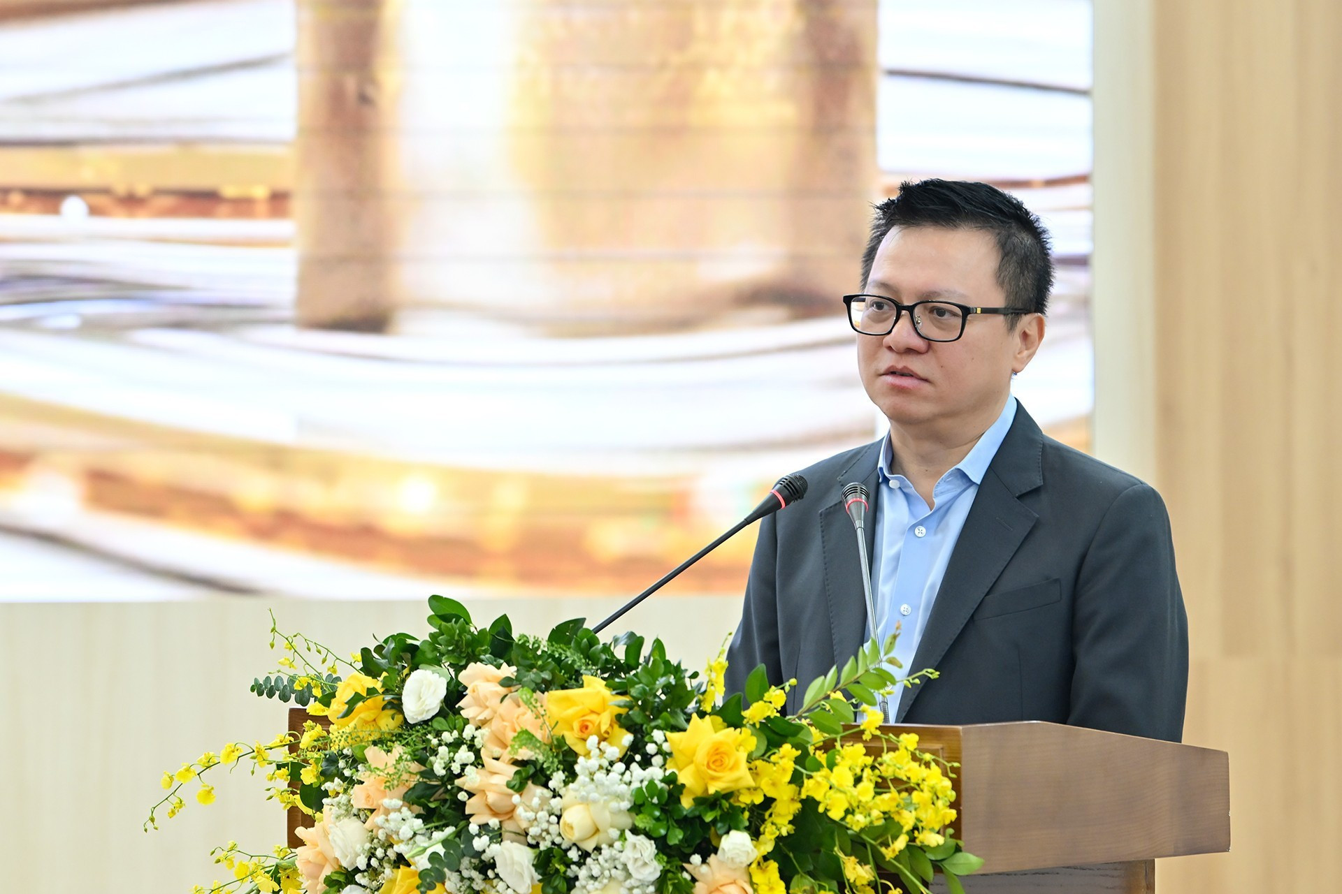 Le Quoc Minh, miembro del Comité Central del Partido Comunista de Vietnam, presidente-editor de Nhan Dan, subjefe de la Comisión de Propaganda y Movilización de Masas del Comité Central del Partido, titular de la Asociación de Periodistas del país y jefe del Comité Organizador del galardón, pronuncia el discurso inaugural de la ronda.