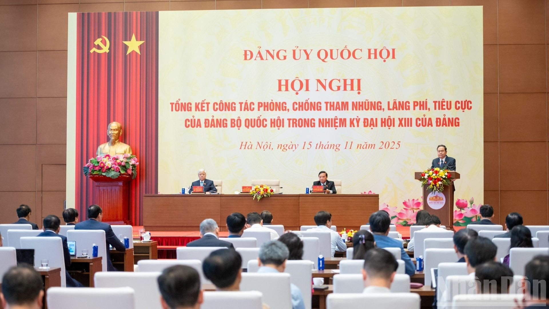 [Foto] Jefe del Legislativo vietnamita preside conferencia de balance de lucha contra corrupción y despilfarro
