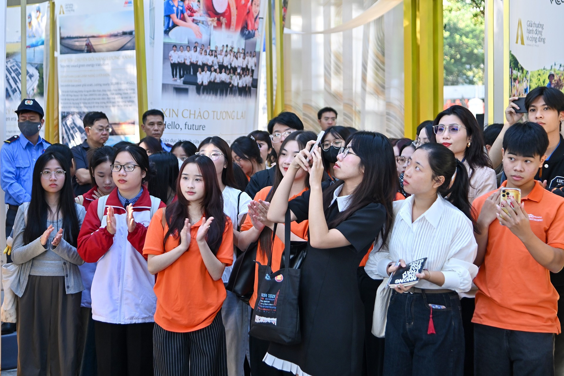 La actividad atrae una gran atención de jóvenes.