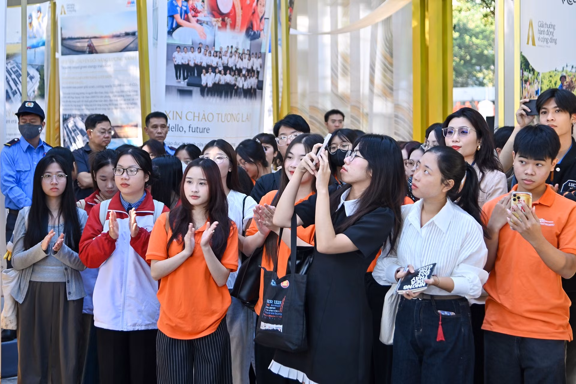 La actividad atrae una gran atención de jóvenes.