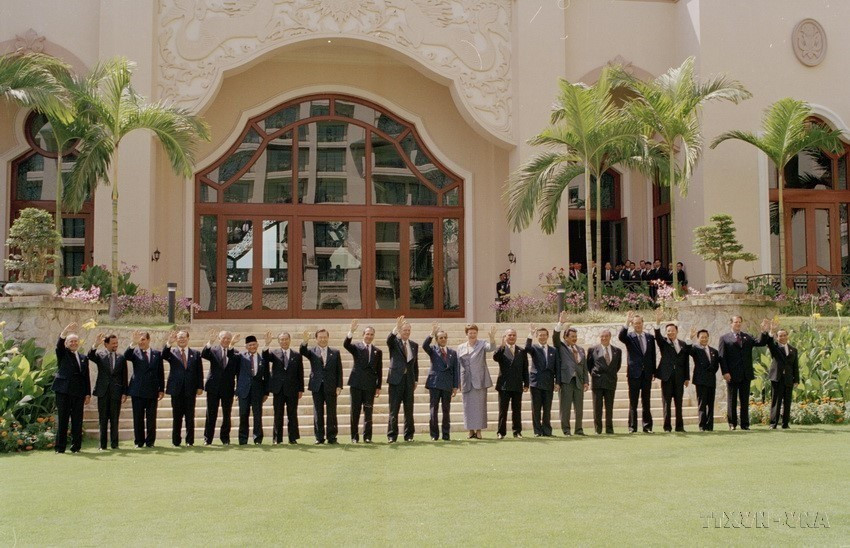 El primer ministro vietnamita, Phan Van Khai, y los jefes de las delegaciones a la VI Cumbre de APEC se toman una foto de recuerdo en el Palacio de los Caballos de Oro en Kuala Lumpur (Malasia), el 16 de noviembre de 1998.