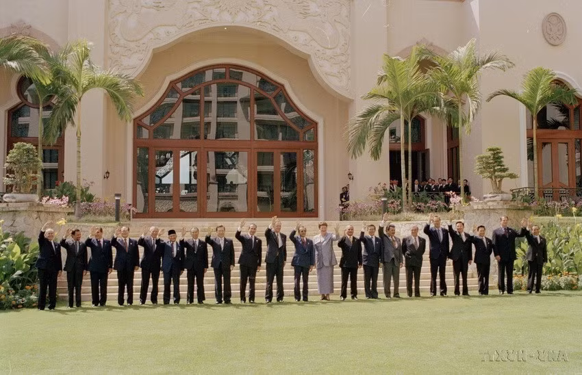 El primer ministro vietnamita, Phan Van Khai, y los jefes de las delegaciones a la VI Cumbre de APEC se toman una foto de recuerdo en el Palacio de los Caballos de Oro en Kuala Lumpur (Malasia), el 16 de noviembre de 1998.