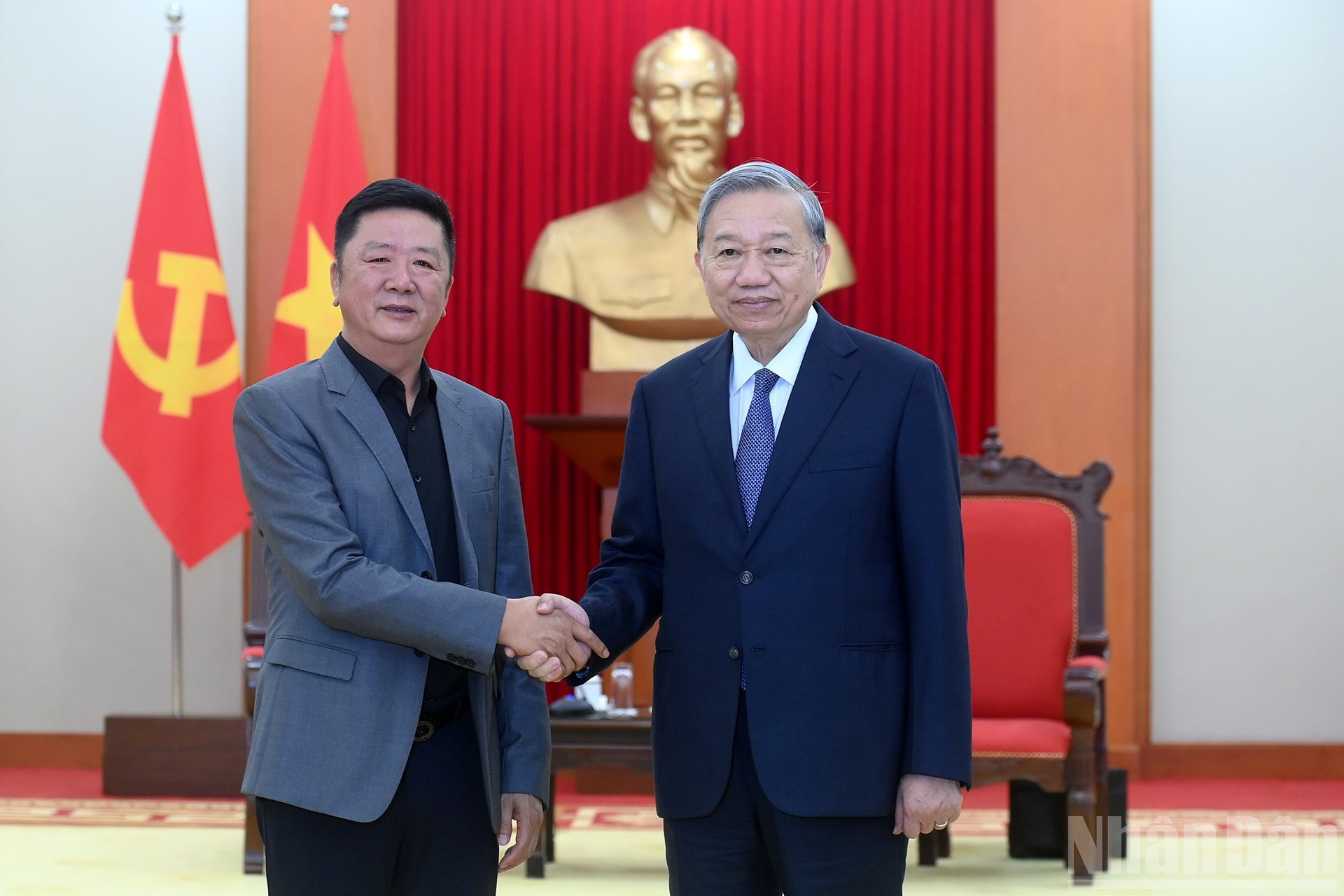 El secretario general del Partido Comunista de Vietnam, To Lam, y el vicepresidente del grupo Luxshare-ICT, Wang Laisheng.