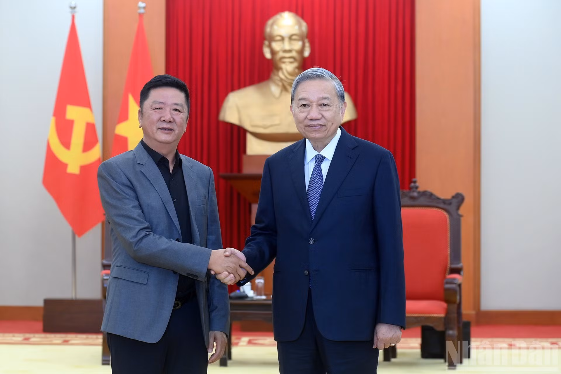 El secretario general del Partido Comunista de Vietnam, To Lam, y el vicepresidente del grupo Luxshare-ICT, Wang Laisheng.