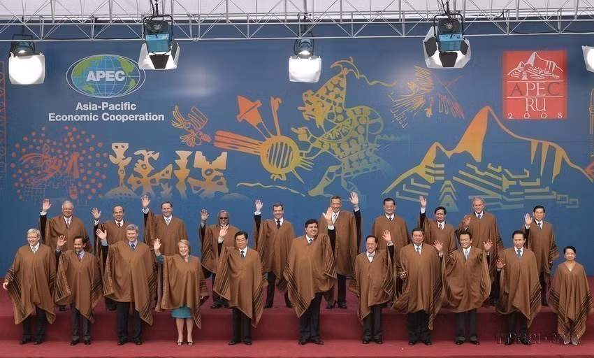 Los líderes participantes en la XVI Cumbre de APEC en la capital peruana, Lima (noviembre de 2008), se toman una foto en la sesión de clausura.