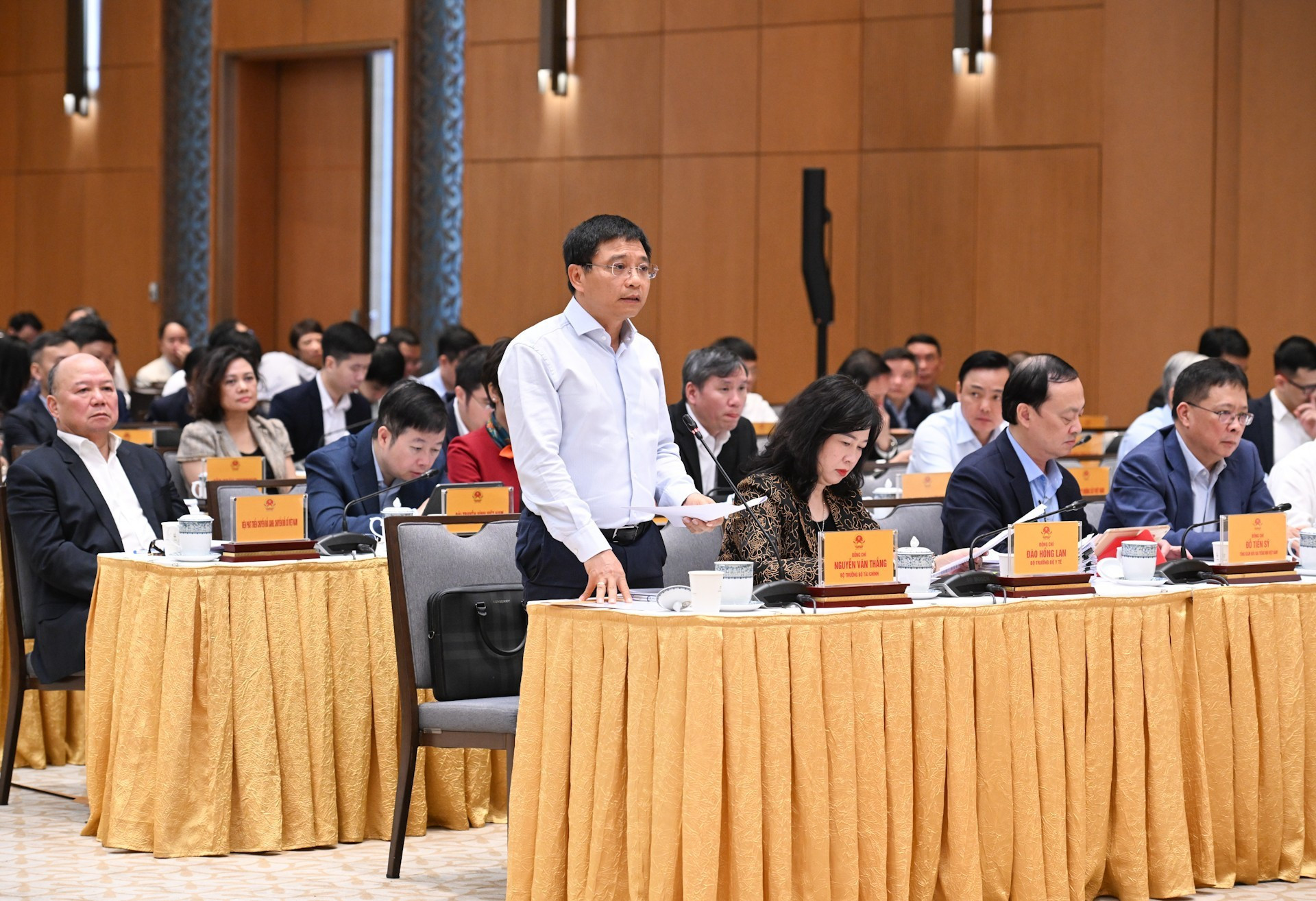 El ministro de Finanzas, Nguyen Van Thang, tiene la palabra.