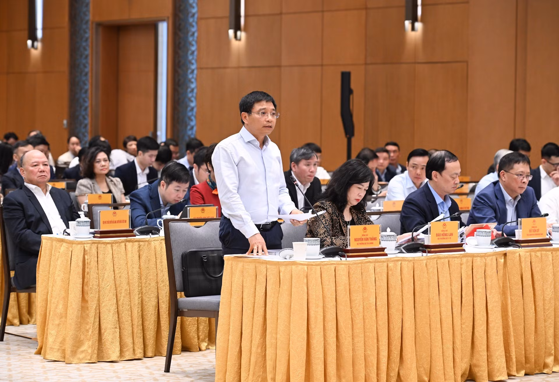 El ministro de Finanzas, Nguyen Van Thang, tiene la palabra.