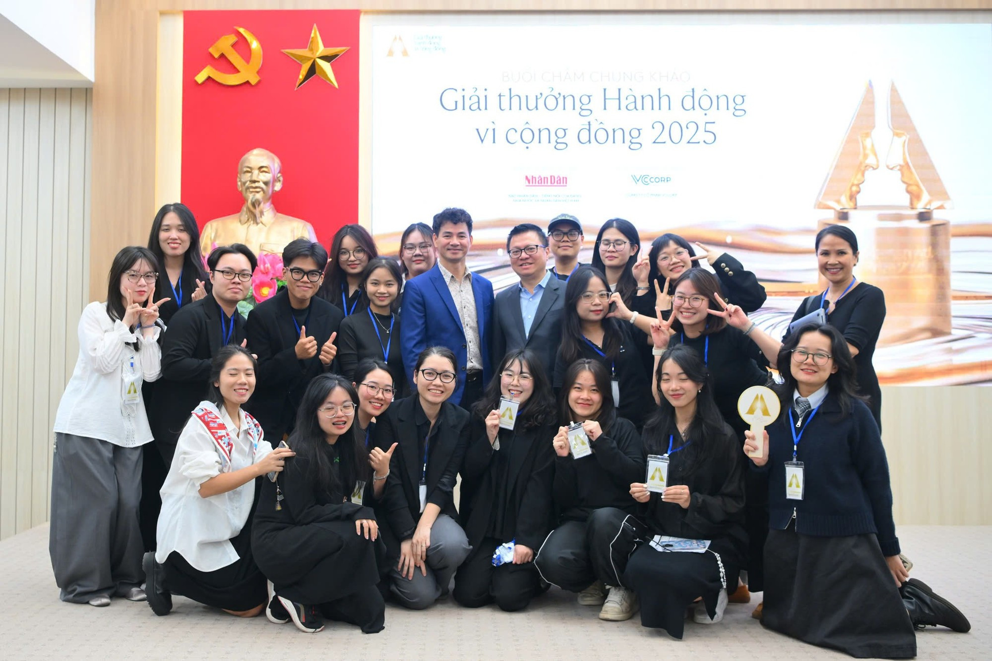 El mismo día quedó inaugurada en la sede de Nhan Dan una exposición sobre los 27 proyectos clasificados a esta ronda final.