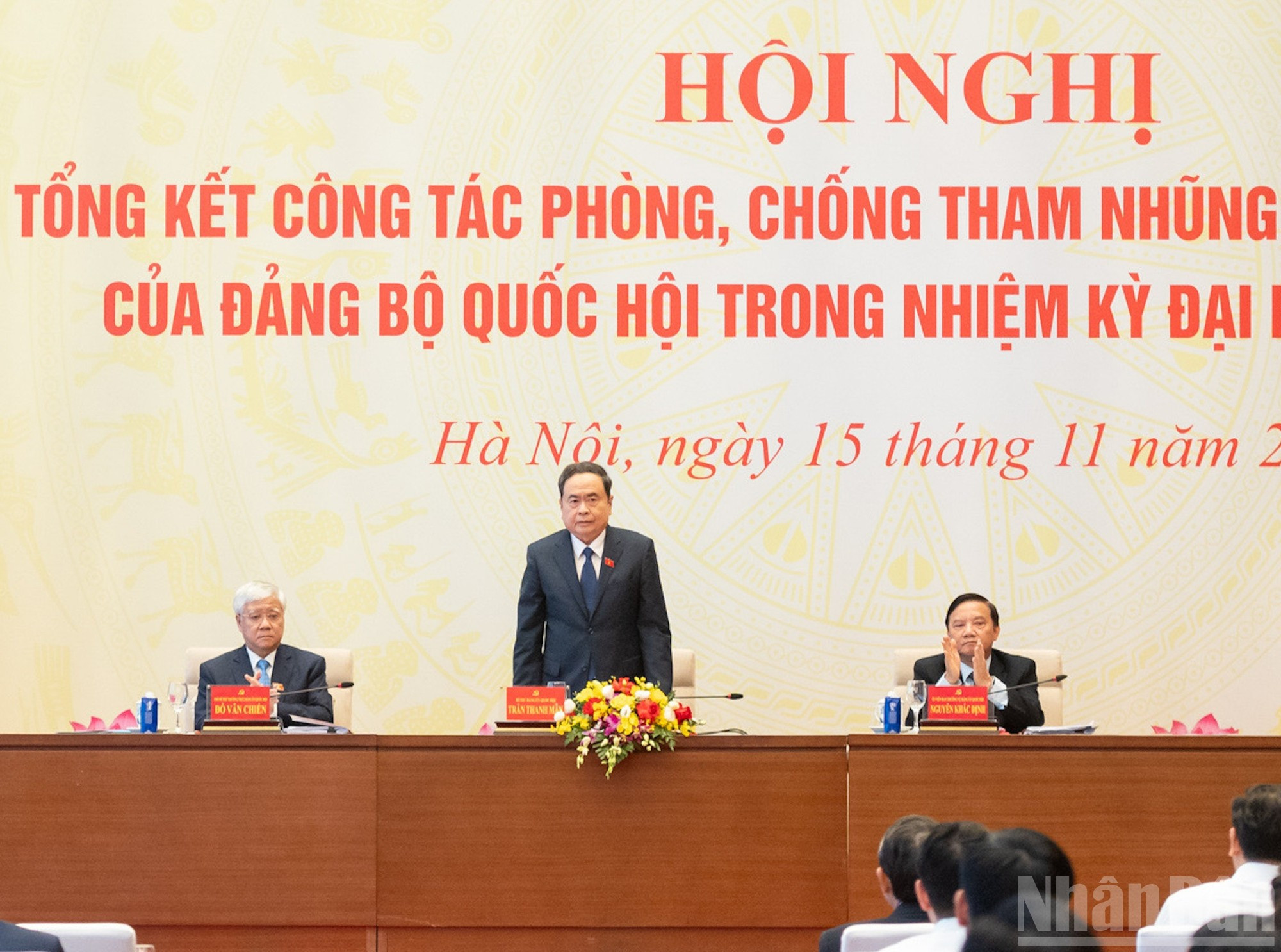 El presidente de la Asamblea Nacional y secretario del Comité del Partido Comunista de Vietnam en la entidad, Tran Thanh Man, dirige la conferencia.