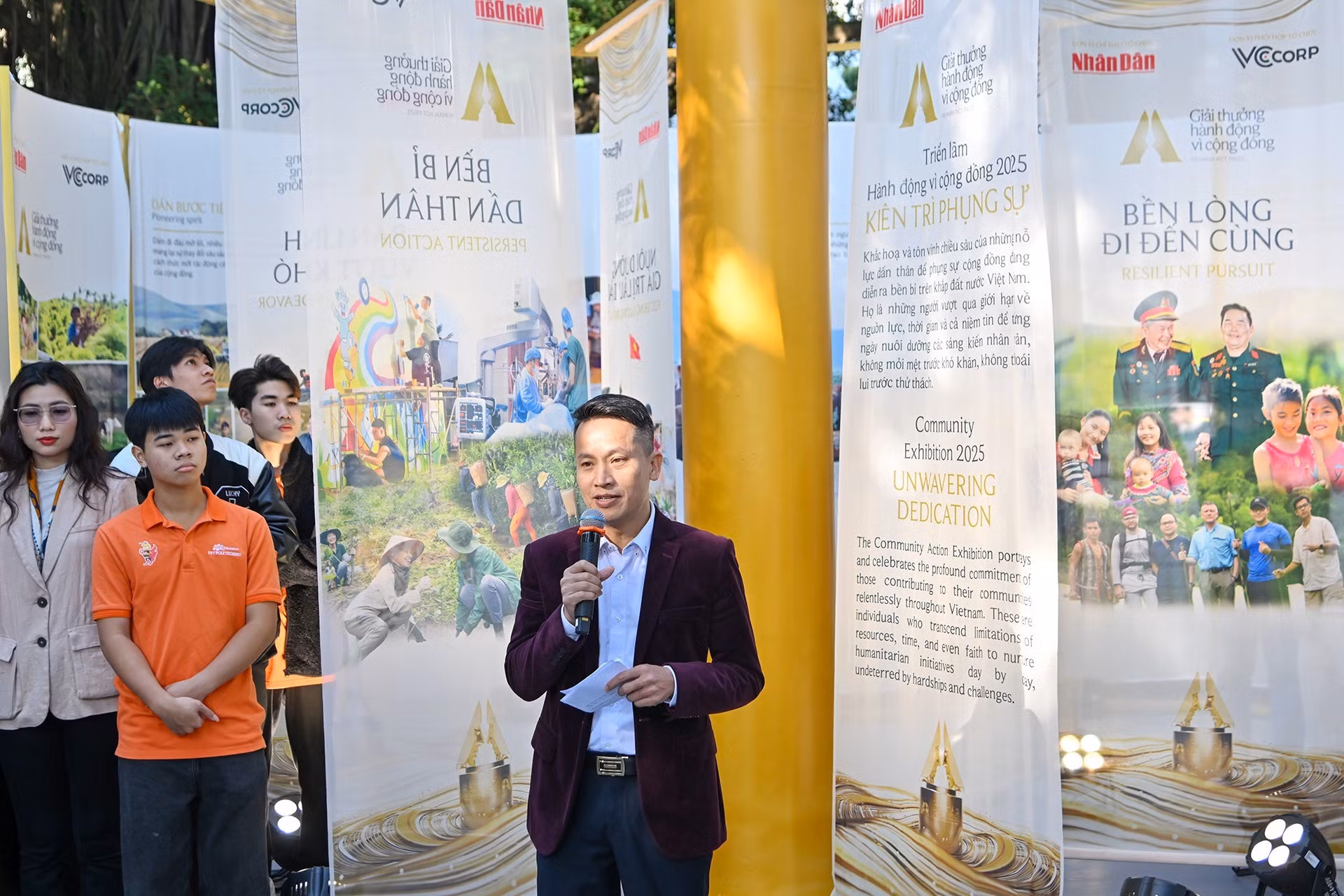 El director de proyecto de los Premios para Acciones por la Comunidad 2025, Bui Ngoc Hai, interviene en el acto.