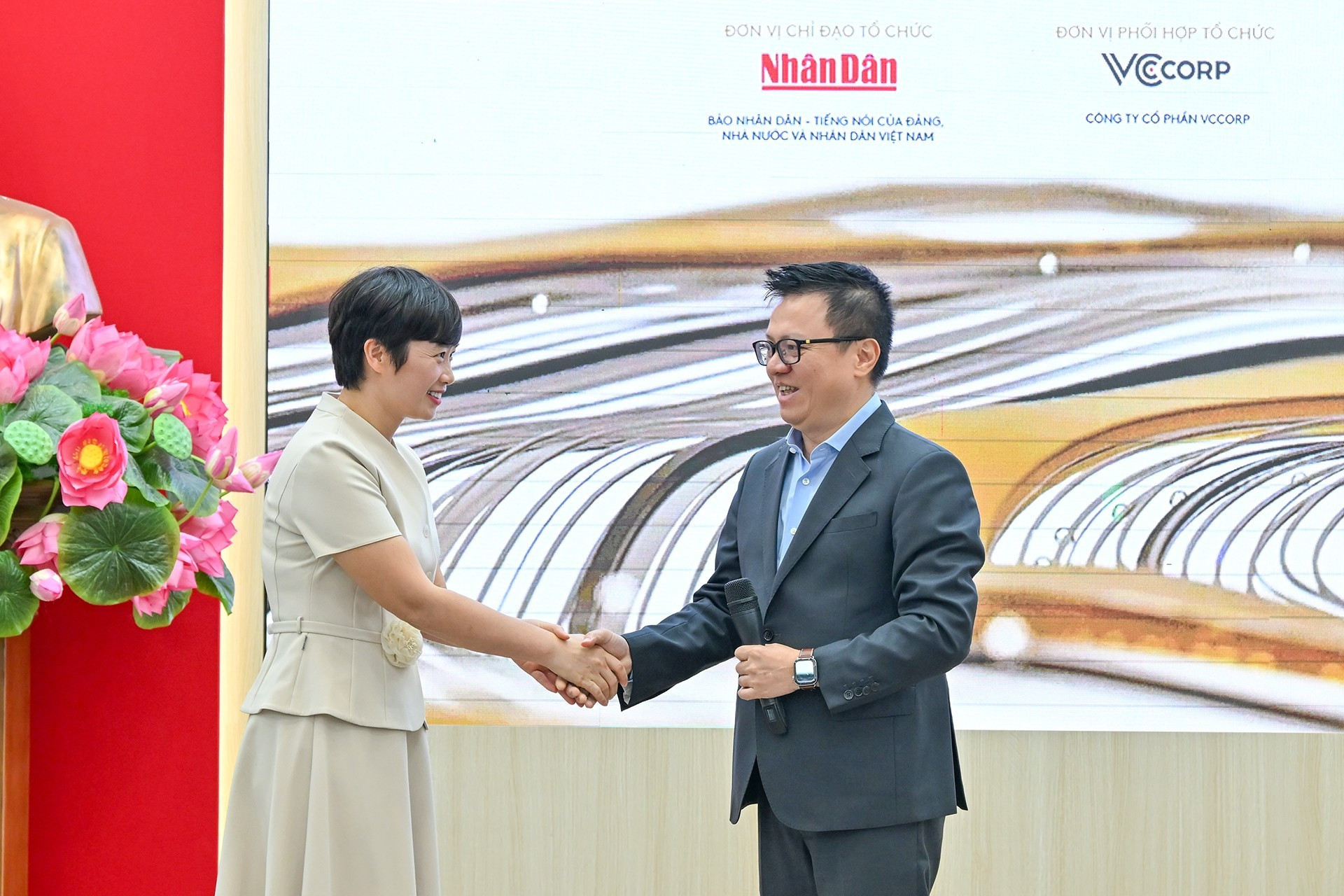 Le Quoc Minh, miembro del Comité Central del Partido Comunista de Vietnam, presidente-editor de Nhan Dan, subjefe de la Comisión de Propaganda y Movilización de Masas del Comité Central del Partido, titular de la Asociación de Periodistas del país y jefe del Comité Organizador del galardón, promete apoyo mediático al proyecto comunitario del Hospital Internacional de Oftalmología DND.