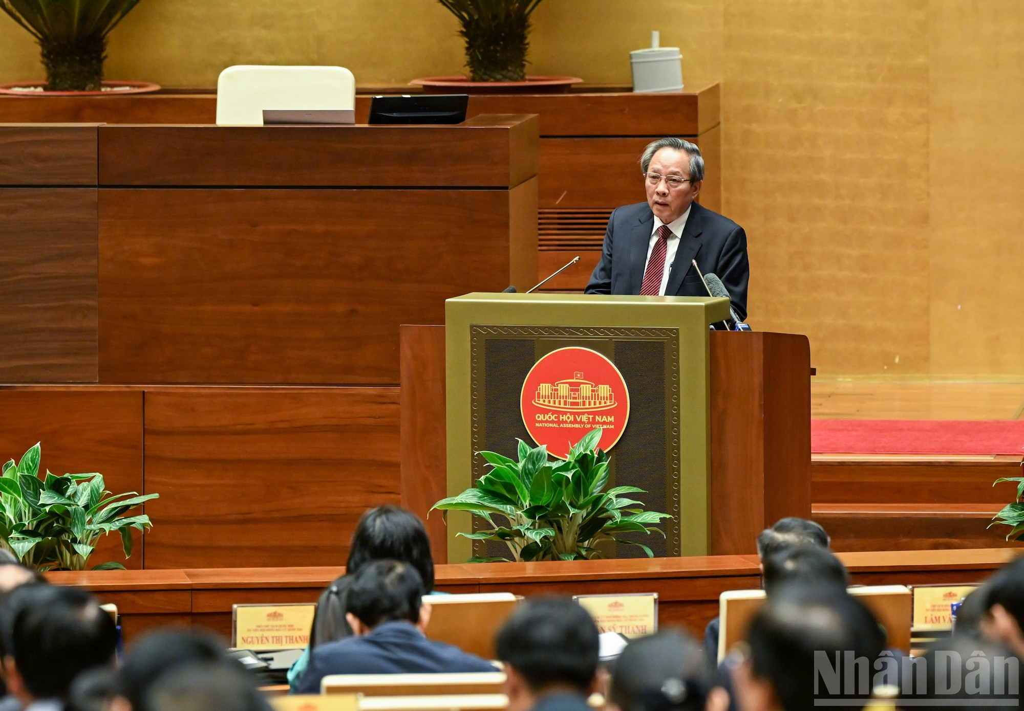 El subjefe permanente de la Comisión de Organización del Comité Central del PCV, Hoang Dang Quang, presenta la directiva del Buró Político del Comité Central del PCV sobre la dirigencia de las elecciones generales.