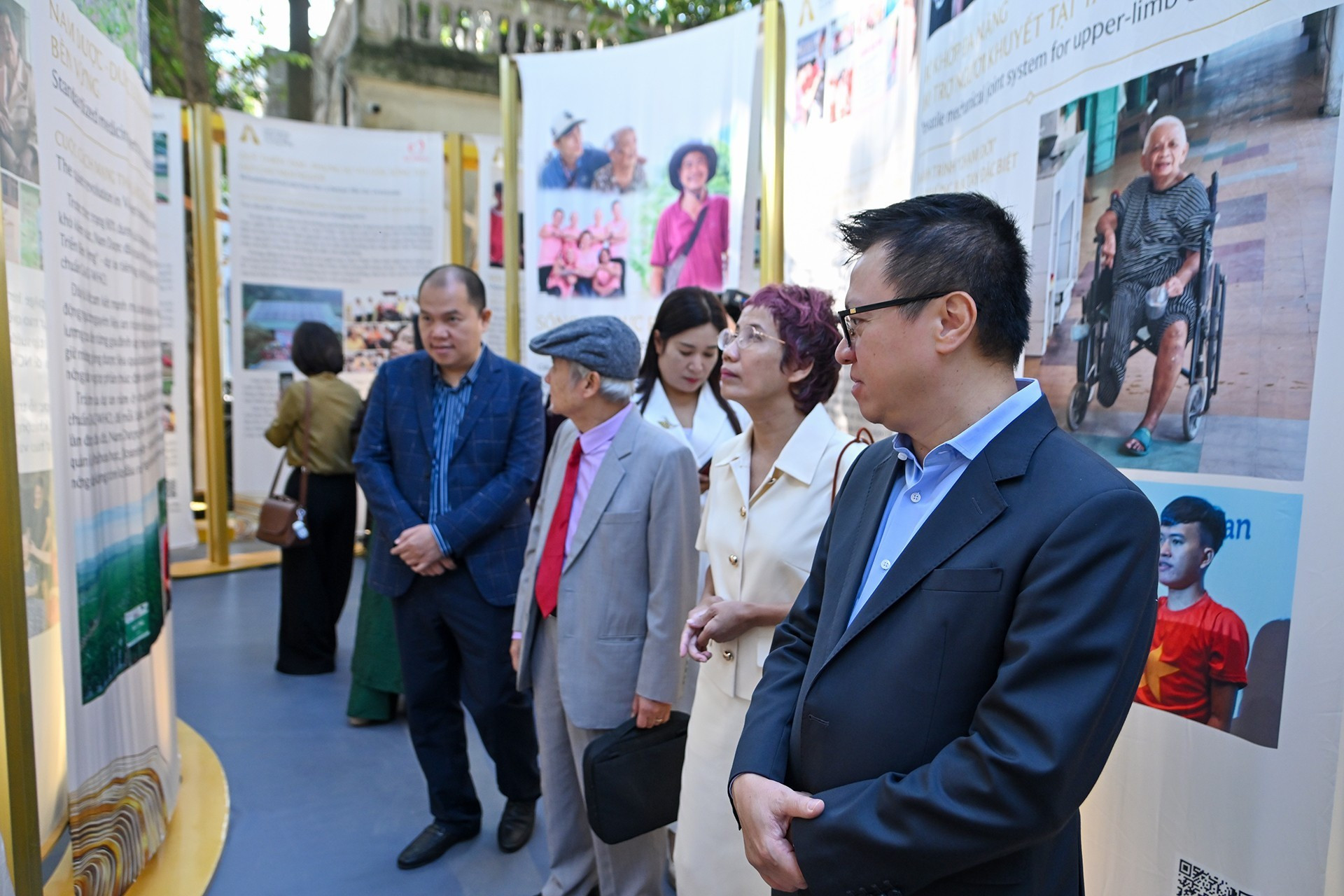 En vez de instalar la exposición en el Templo de la Literatura como en las dos ediciones anteriores, Nhan Dan la trae esta vez a su recinto, ubicado en uno de los barrios más bulliciosos de la capital, con la esperanza de acercar mejor los proyectos e iniciativas a la población.