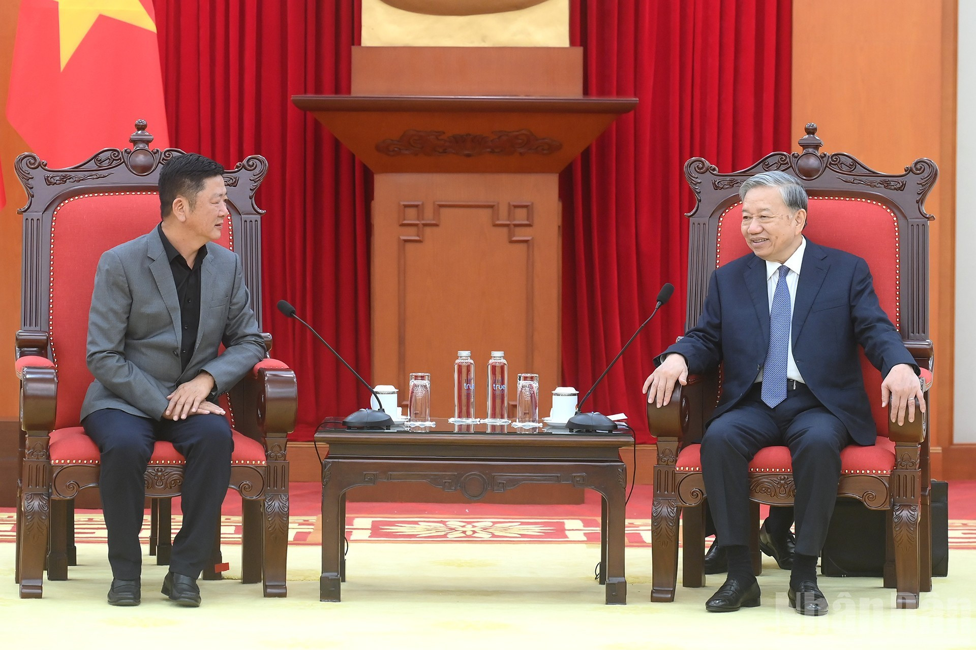 Reunión entre el secretario general del Partido Comunista de Vietnam, To Lam, y el vicepresidente del grupo chino Luxshare-ICT, Wang Laisheng.