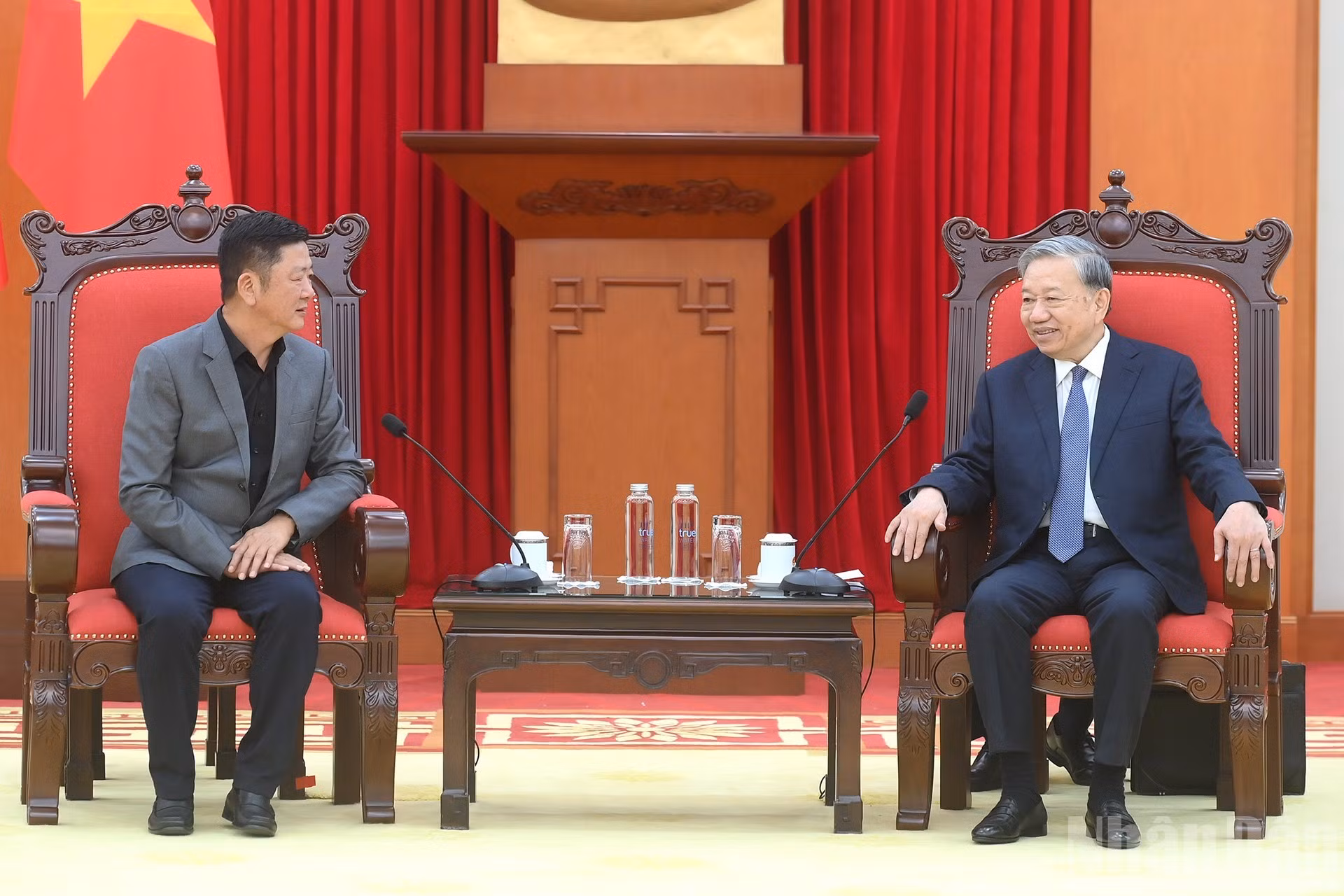 Reunión entre el secretario general del Partido Comunista de Vietnam, To Lam, y el vicepresidente del grupo chino Luxshare-ICT, Wang Laisheng.