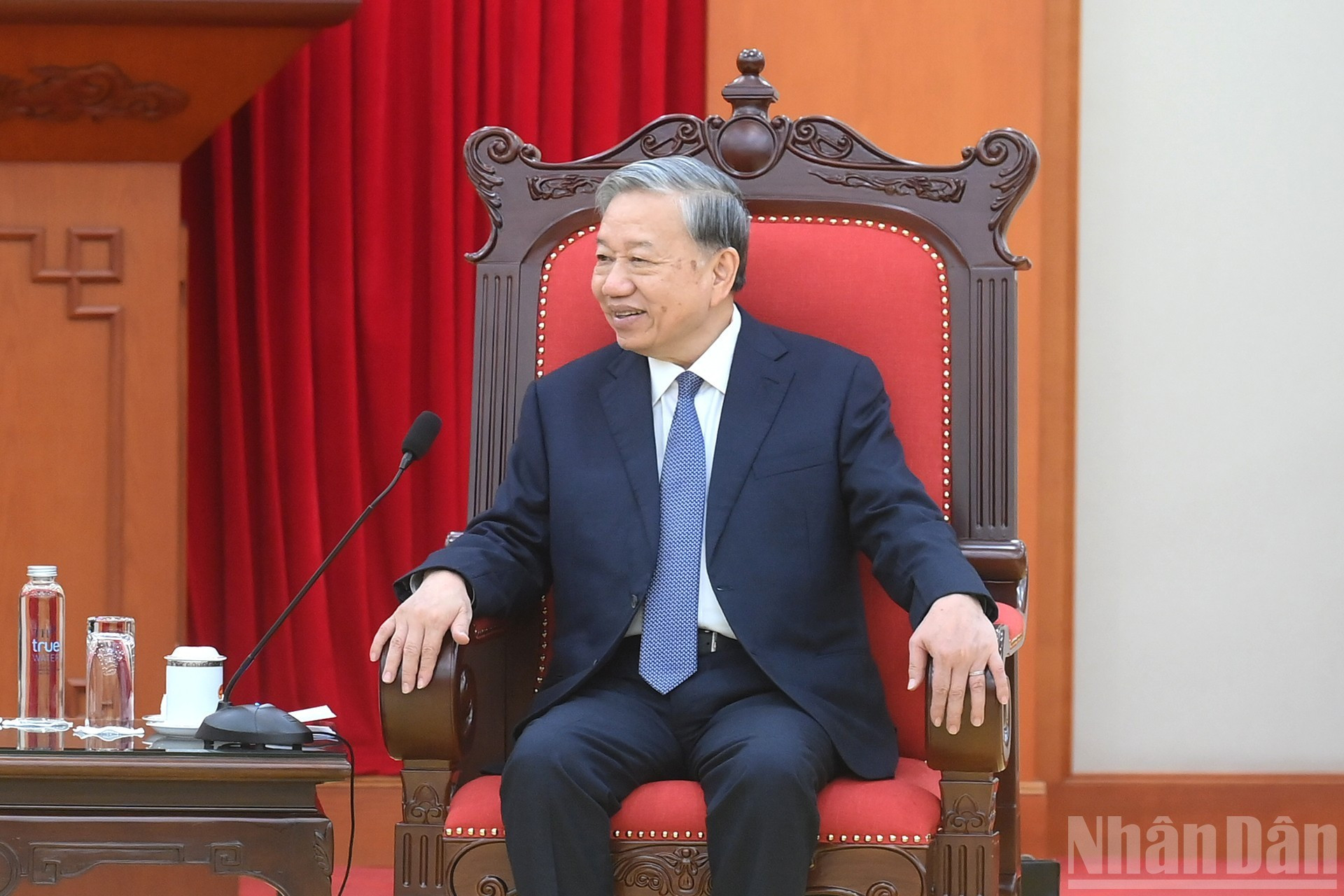 El secretario general del Partido Comunista de Vietnam, To Lam, conversa con el empresario chino.