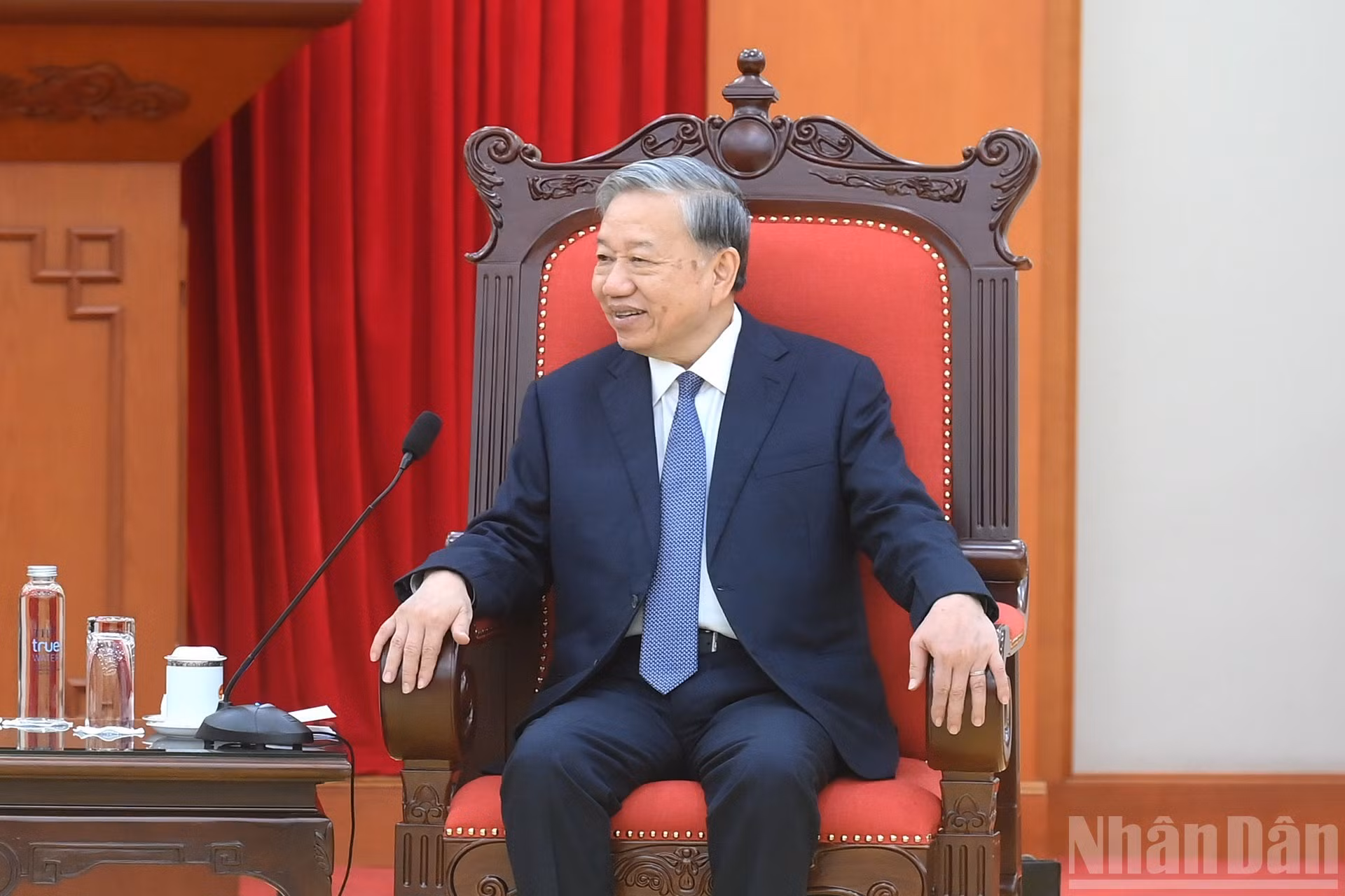 El secretario general del Partido Comunista de Vietnam, To Lam, conversa con el empresario chino.