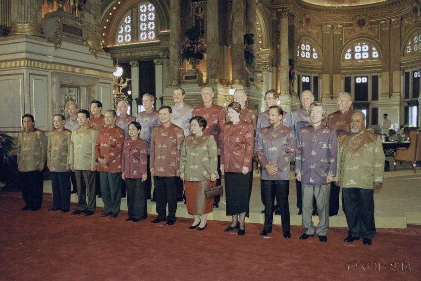 El primer ministro Phan Van Khai y los jefes de las delegaciones que asistieron a la XI Cumbre de APEC se toman una foto grupal el 21 de octubre de 2003 en Bangkok (Tailandia).