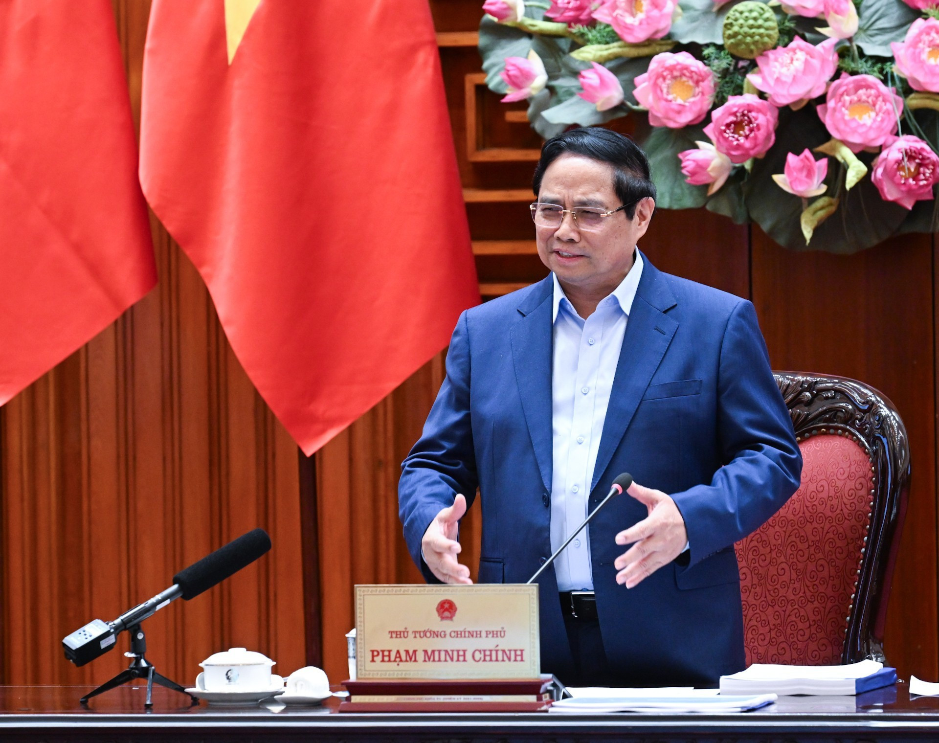El primer ministro Pham Minh Chinh interviene en la reunión.
