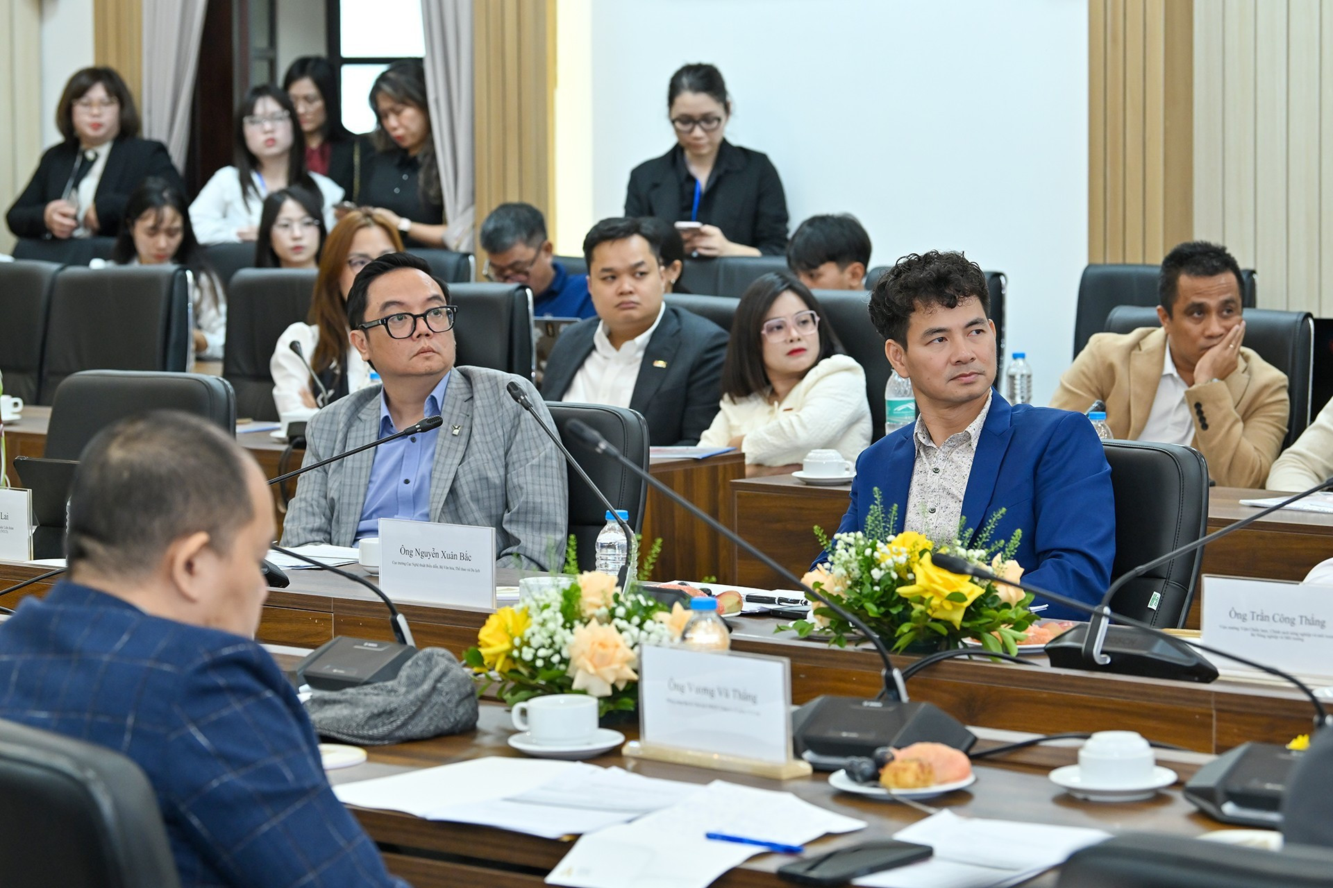 Miembros del panel de jurados interactúan con los concursantes.