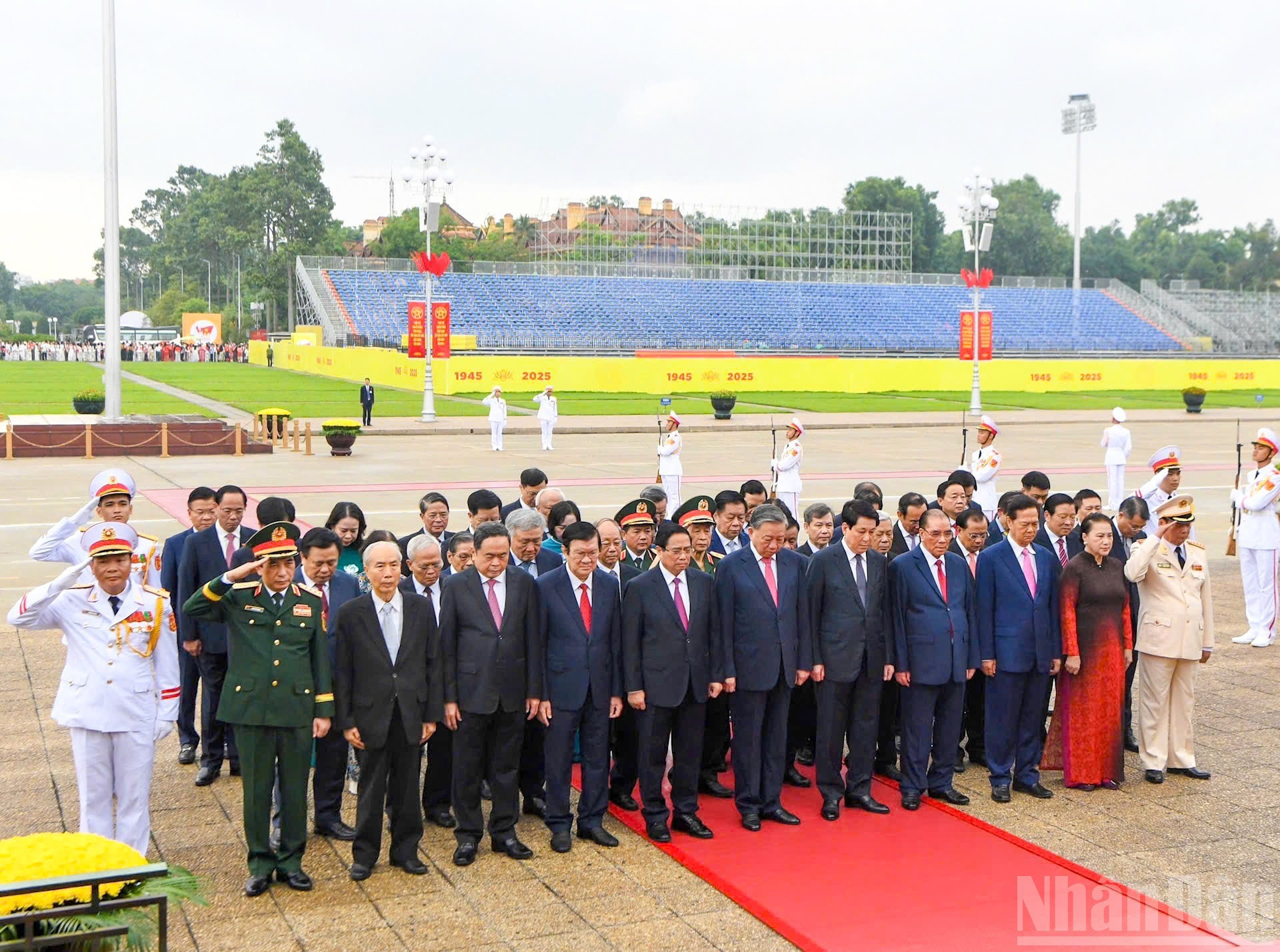 La delegación rinde homenaje al Presidente Ho Chi Minh. La delegación rinde homenaje al Presidente Ho Chi Minh.