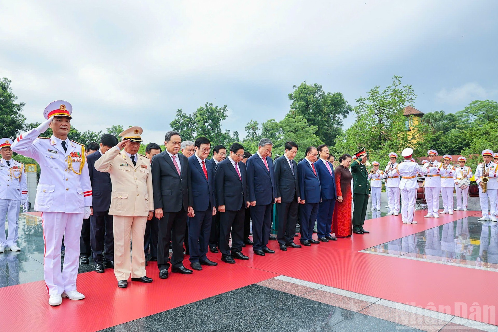Los delegados del Partido y del Estado rinden tributo a los combatientes caídos. Los delegados del Partido y del Estado rinden tributo a los combatientes caídos.
