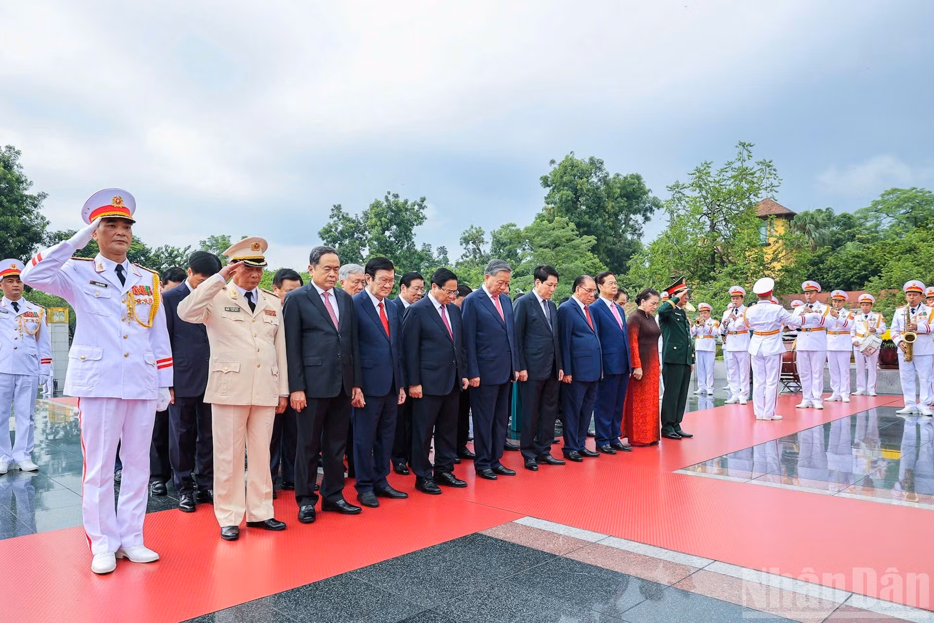 Los delegados del Partido y del Estado rinden tributo a los combatientes caídos.
