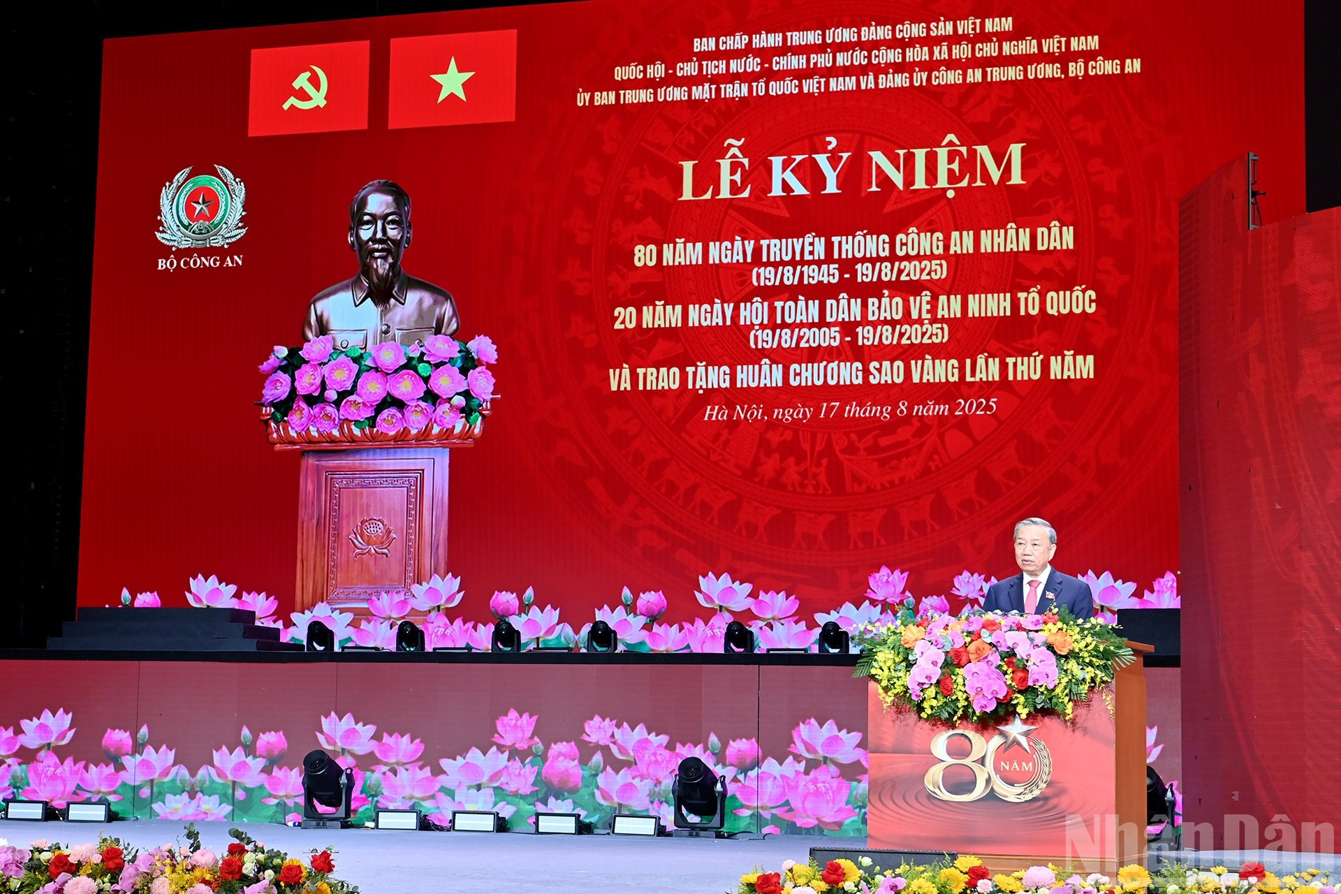 El secretario general del PCV, To Lam, pronuncia un discurso.