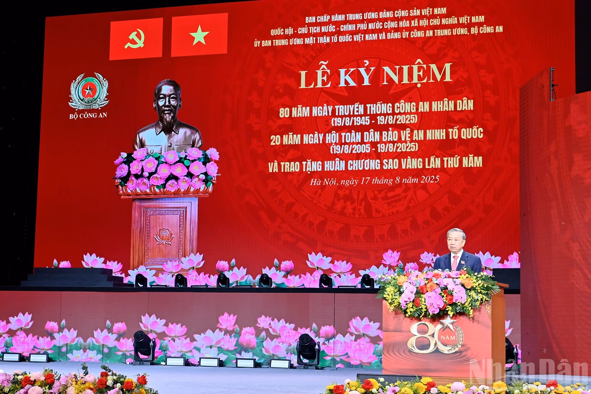 El secretario general del PCV, To Lam, pronuncia un discurso.