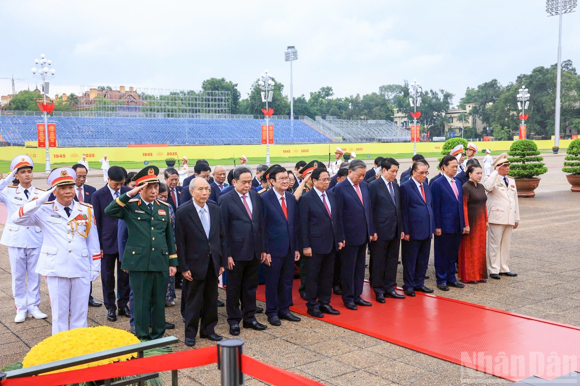 [Foto] Dirigentes del Partido y del Estado rinden homenaje al Presidente Ho Chi Minh y combatientes caídos