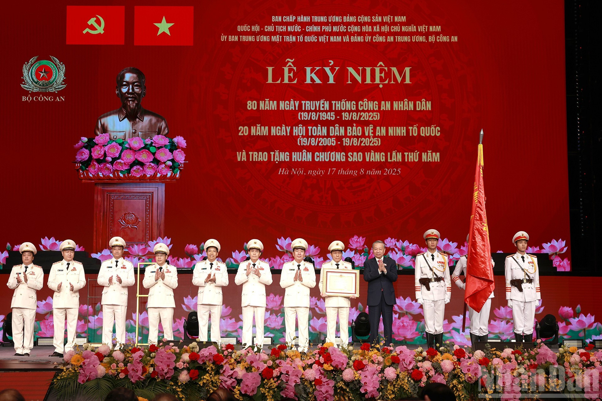 El líder del Partido realiza la entrega de la Orden de la Estrella Dorada al contingente merecedor.