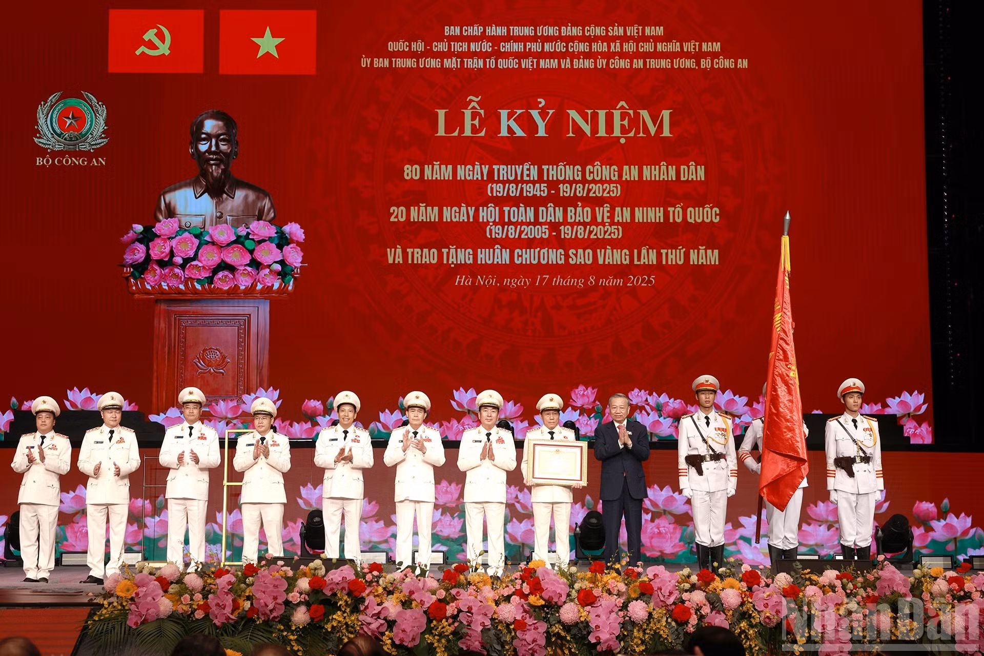 El líder del Partido realiza la entrega de la Orden de la Estrella Dorada al contingente merecedor.