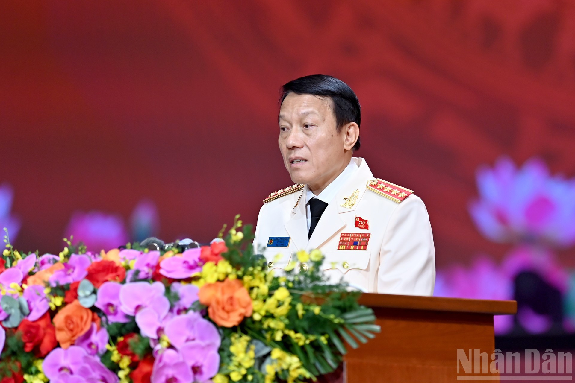 El general Luong Tam Quang, ministro de Seguridad Pública, habla en la ceremonia.