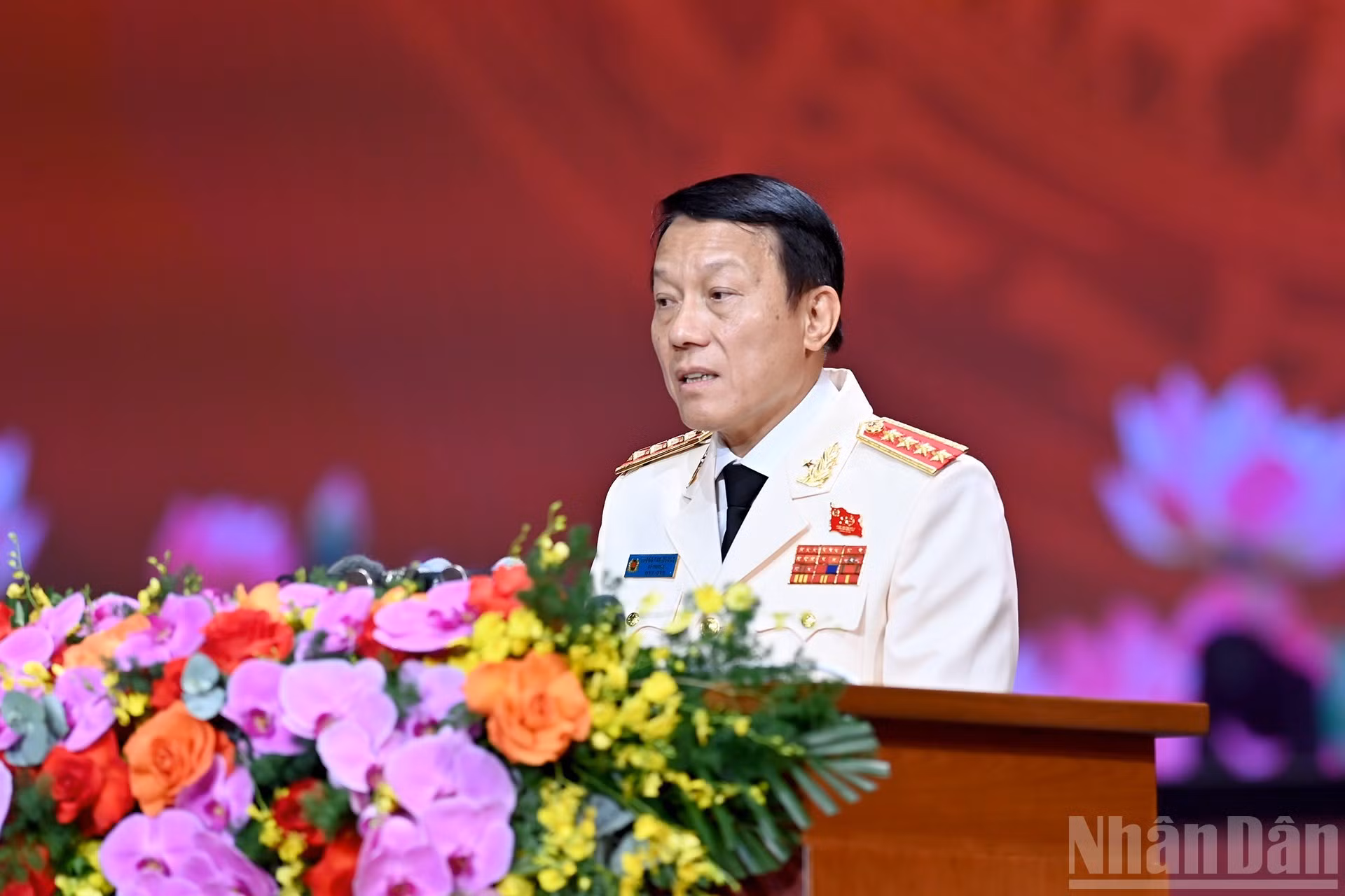 El general Luong Tam Quang, ministro de Seguridad Pública, habla en la ceremonia.