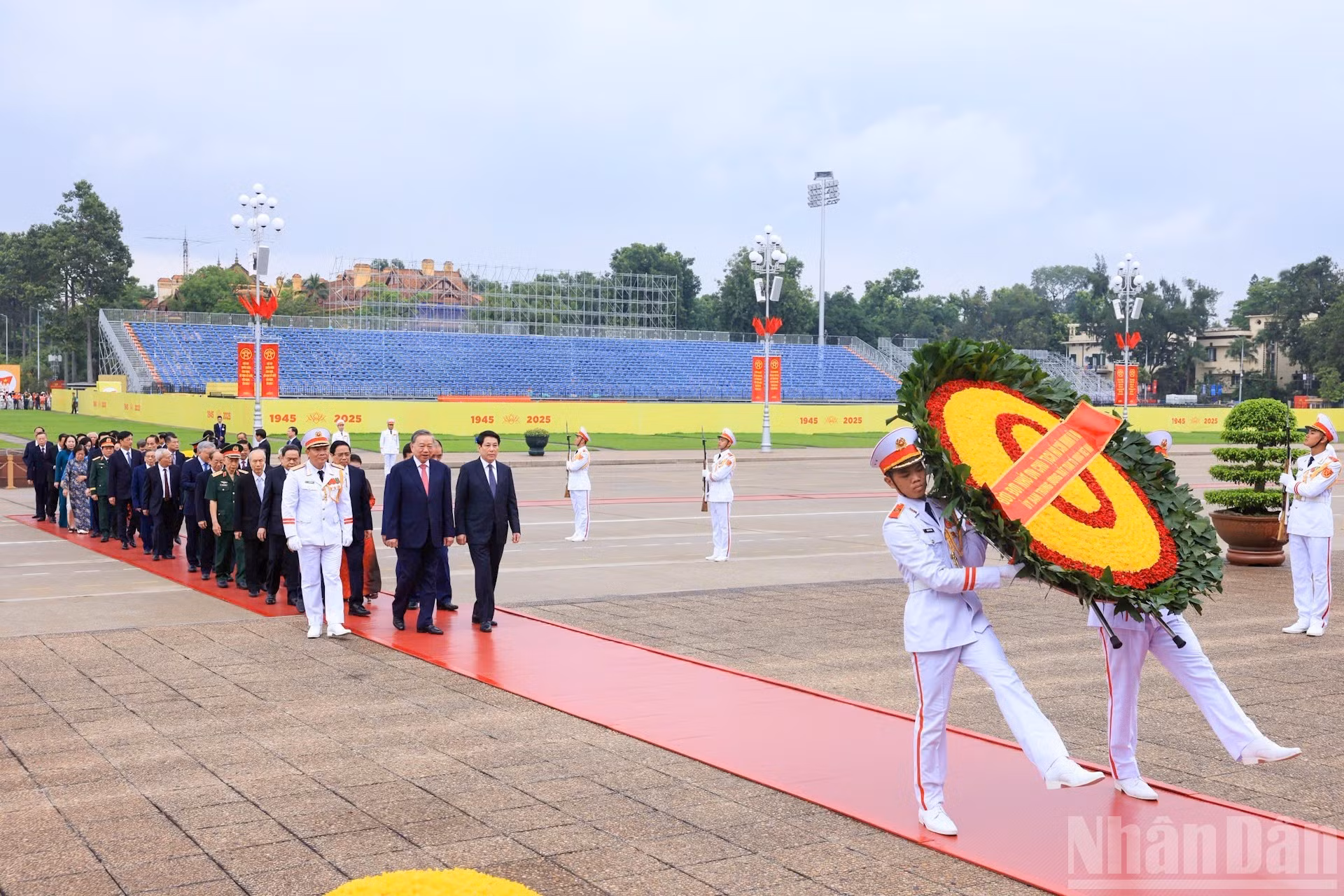 La ofrenda floral de la comitiva lleva la frase “Infinita gratitud al gran Presidente Ho Chi Minh”.
