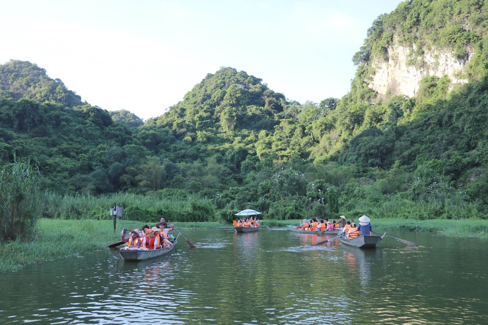 Turistas recorren el jardín de aves de Thung Nham. Turistas recorren el jardín de aves de Thung Nham.