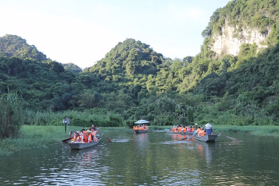 Turistas recorren el jardín de aves de Thung Nham.