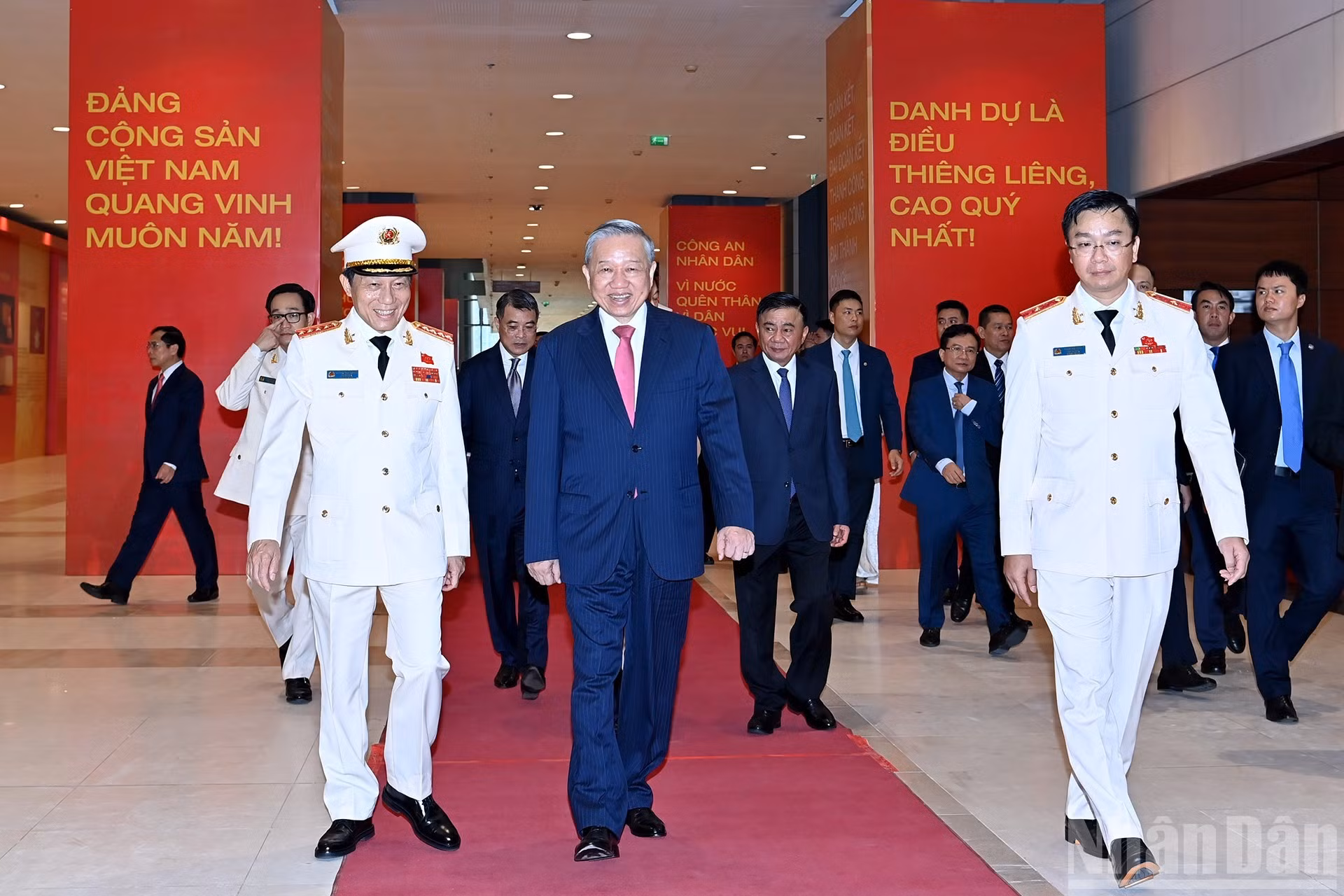 El secretario general del PCV, To Lam, llega al evento junto con dirigentes y exdirigentes del Partido y del Estado.