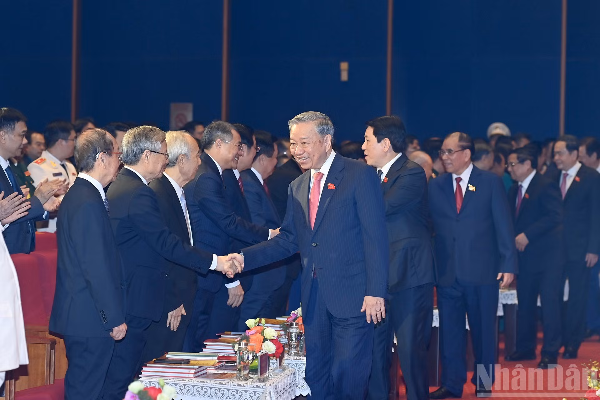 El secretario general To Lam saluda a dirigentes y exdirigentes del Partido y del Estado.