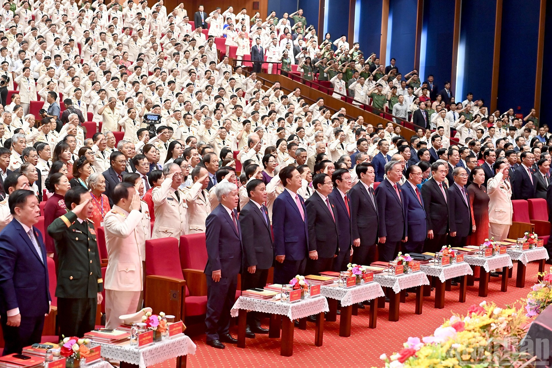 Los delegados realizan el acto de saludo a la bandera.