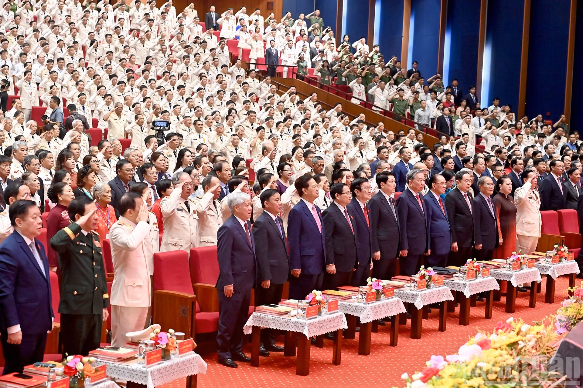 Los delegados realizan el acto de saludo a la bandera.