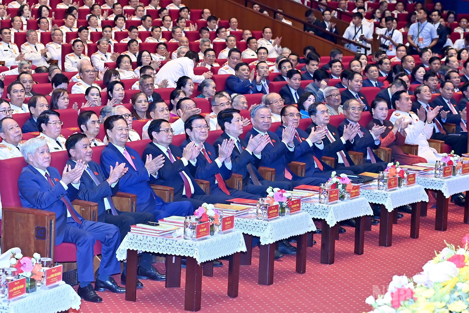 Dirigentes y exdirigentes del Partido y del Estado en el evento.